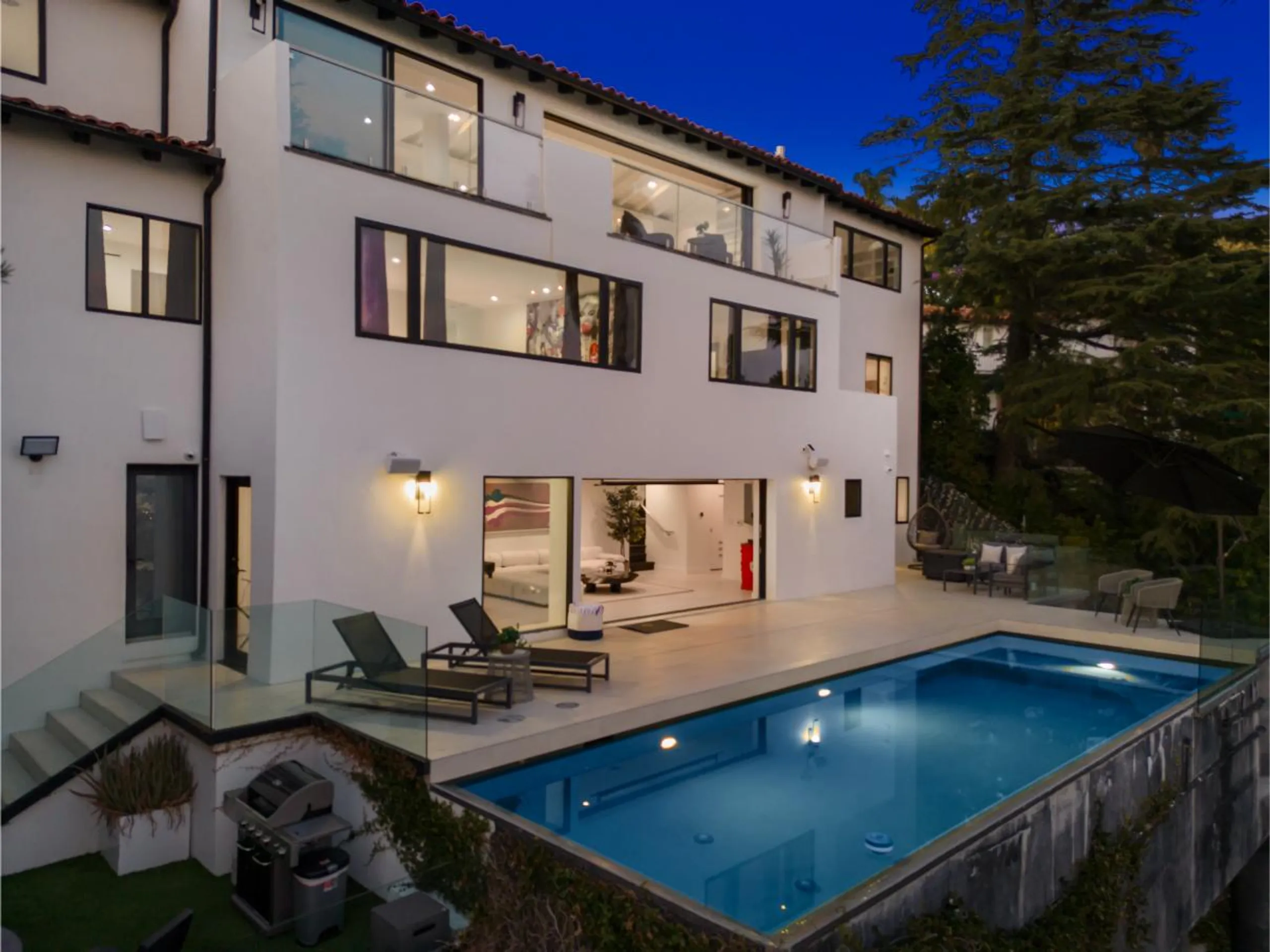 Magnificent Hollywood Hills Estate with Invigorating Pool — photograph 4