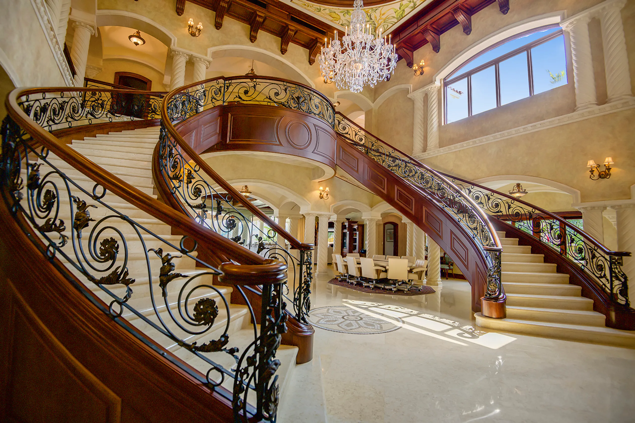 Lavish Villa with Infinity Pool, Hand-Painted Ceilings, and Beach Club Access — photograph 12