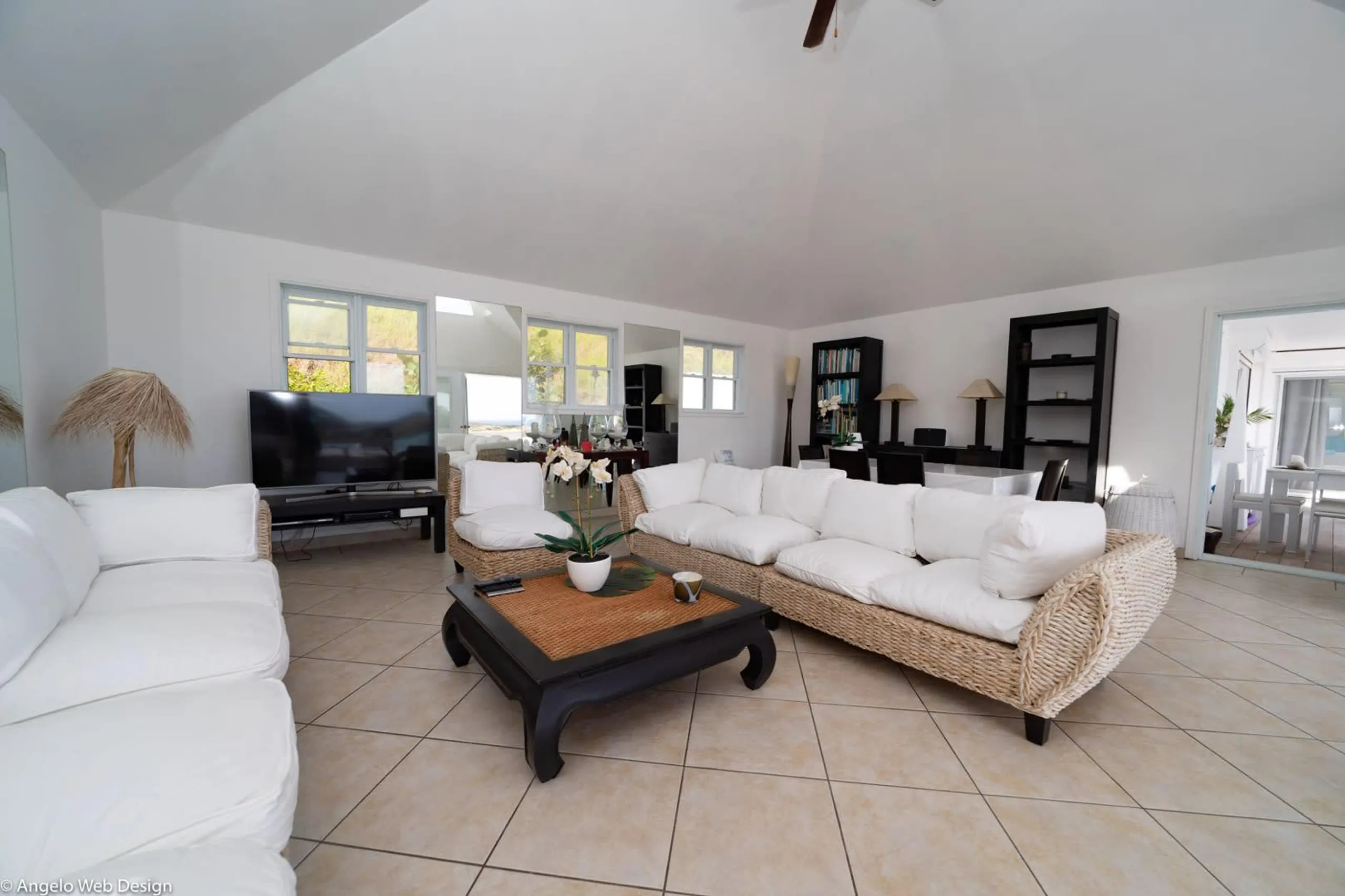 Tranquil 4BR Haven with Breathtaking Ocean and Hill Views — photograph 4