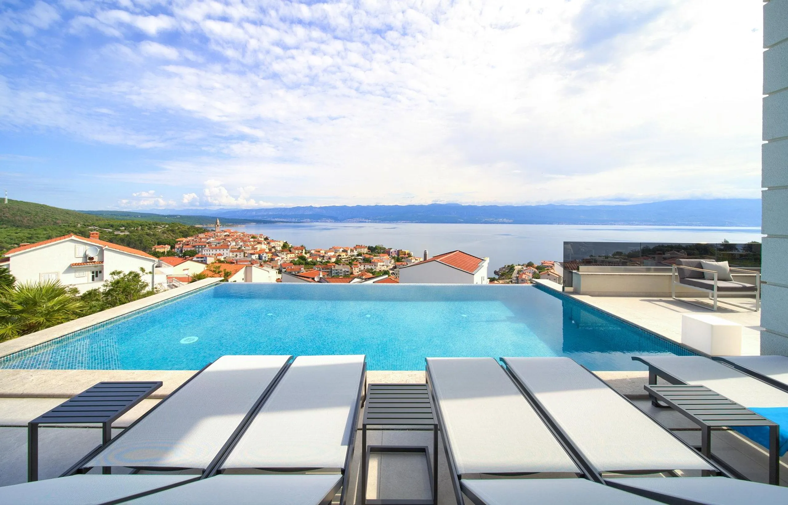 Prestige Oasis Villa with Private Pool and Sea Views — photograph 3