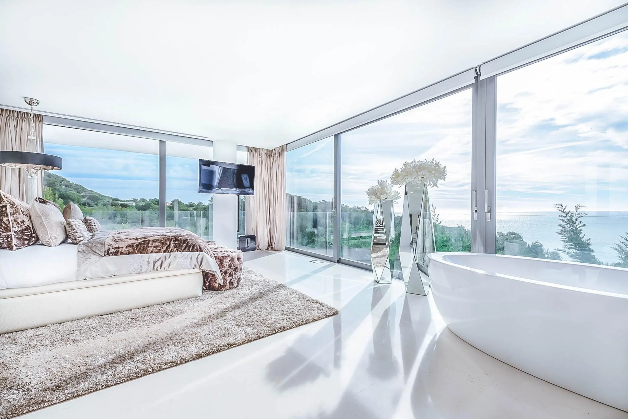Awe-Inspiring Seafront Villa with Pool and Mediterranean Views — photograph 6
