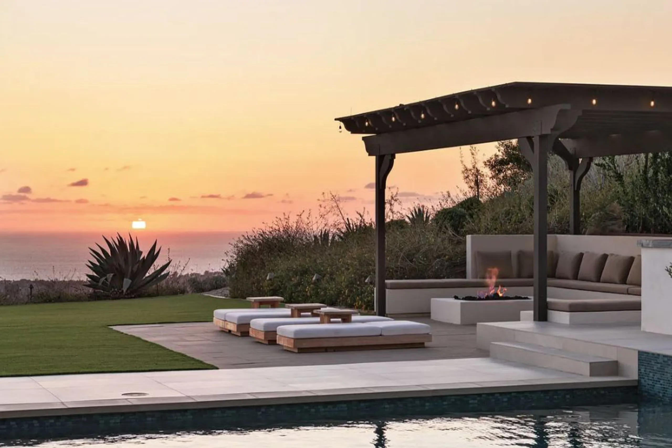 Radiant Los Angeles Modern Estate with Pool, Jacuzzi & Expansive Ocean Decks — photograph 4