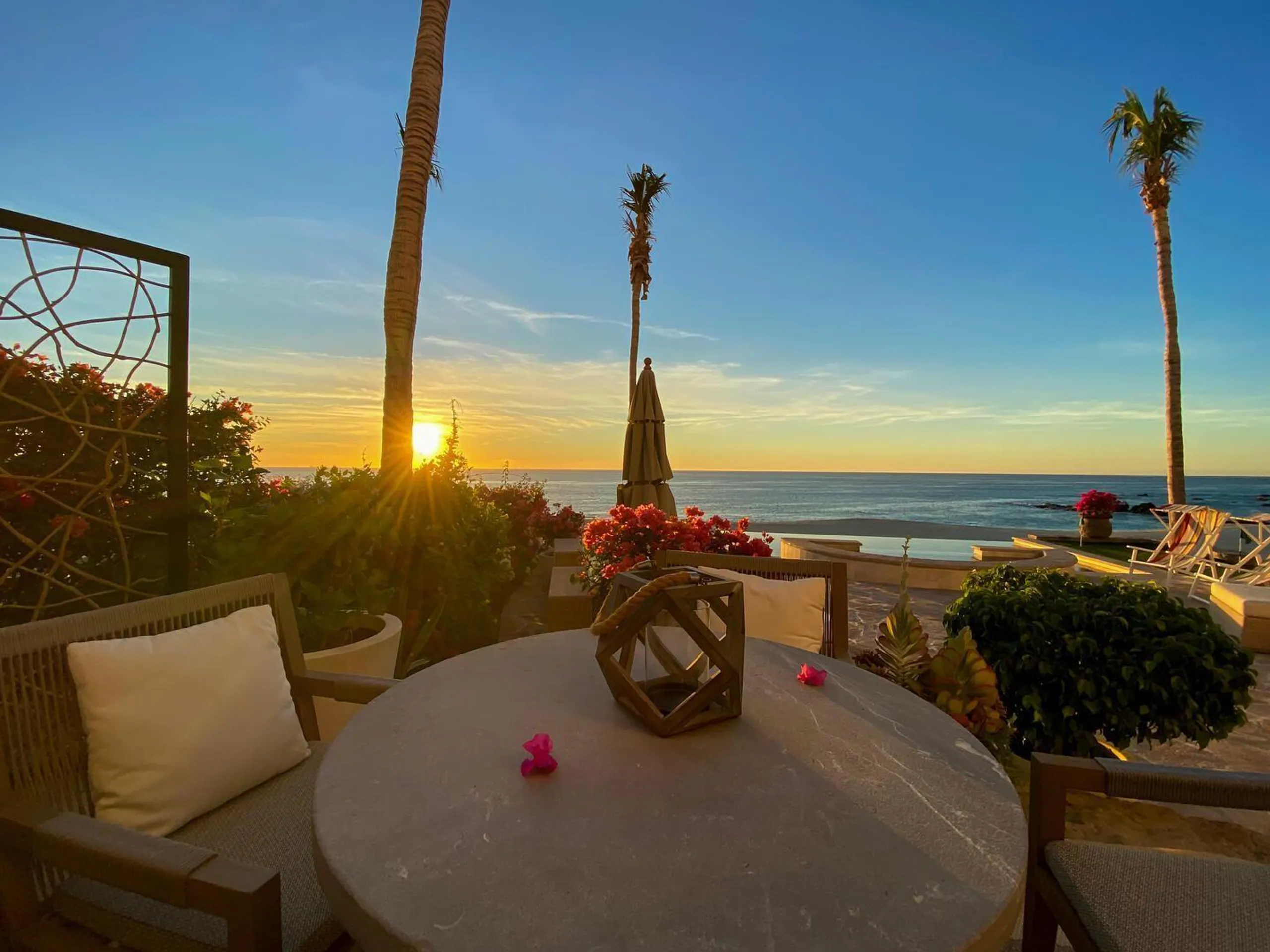 Contemporary Beachfront Villas Del Mar Luxe Retreat with Infinity Pool and Ocean Views — photograph 12