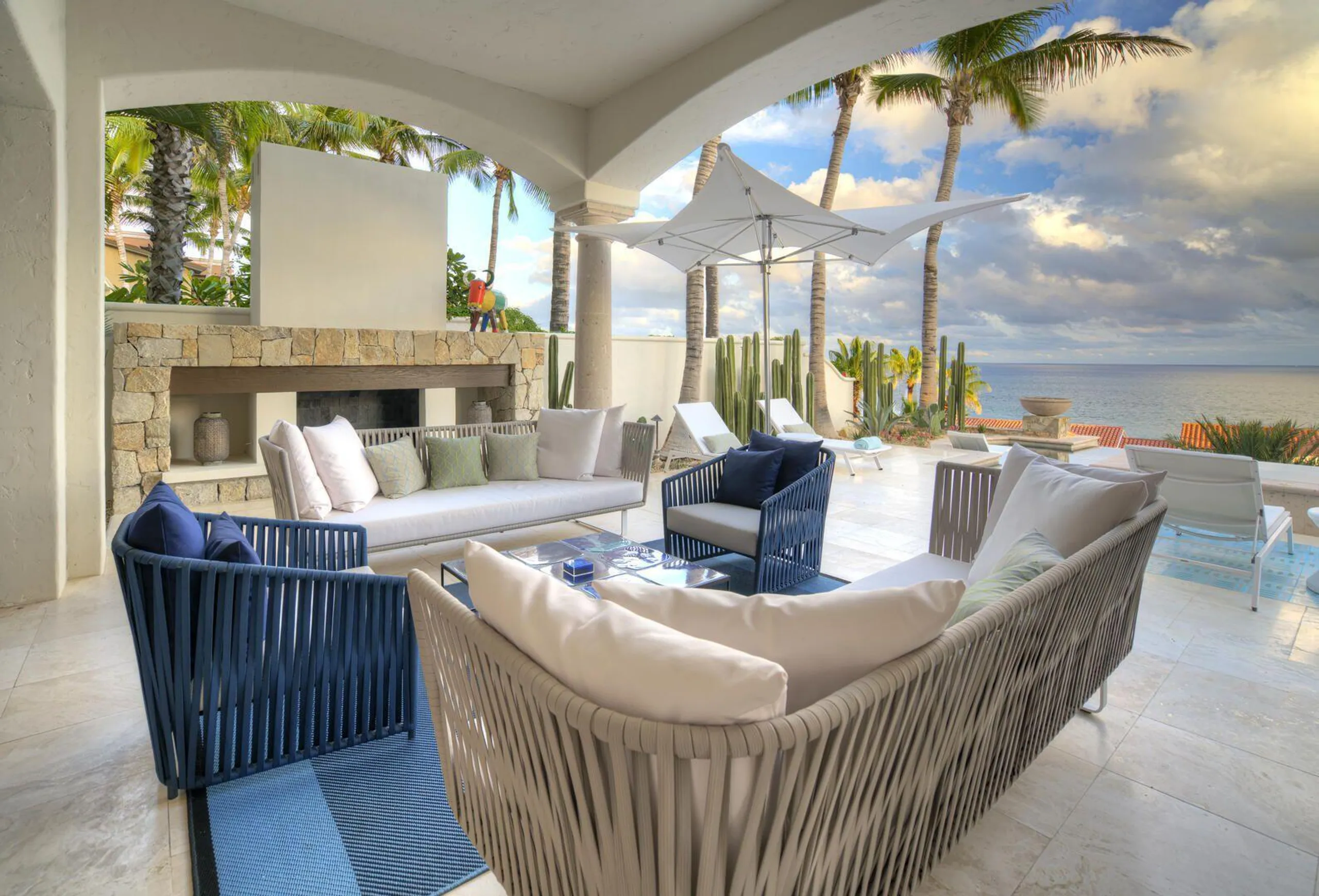 Elegant Palmilla Luxe Retreat with Infinity Pool and Sweeping Ocean Views — photograph 2