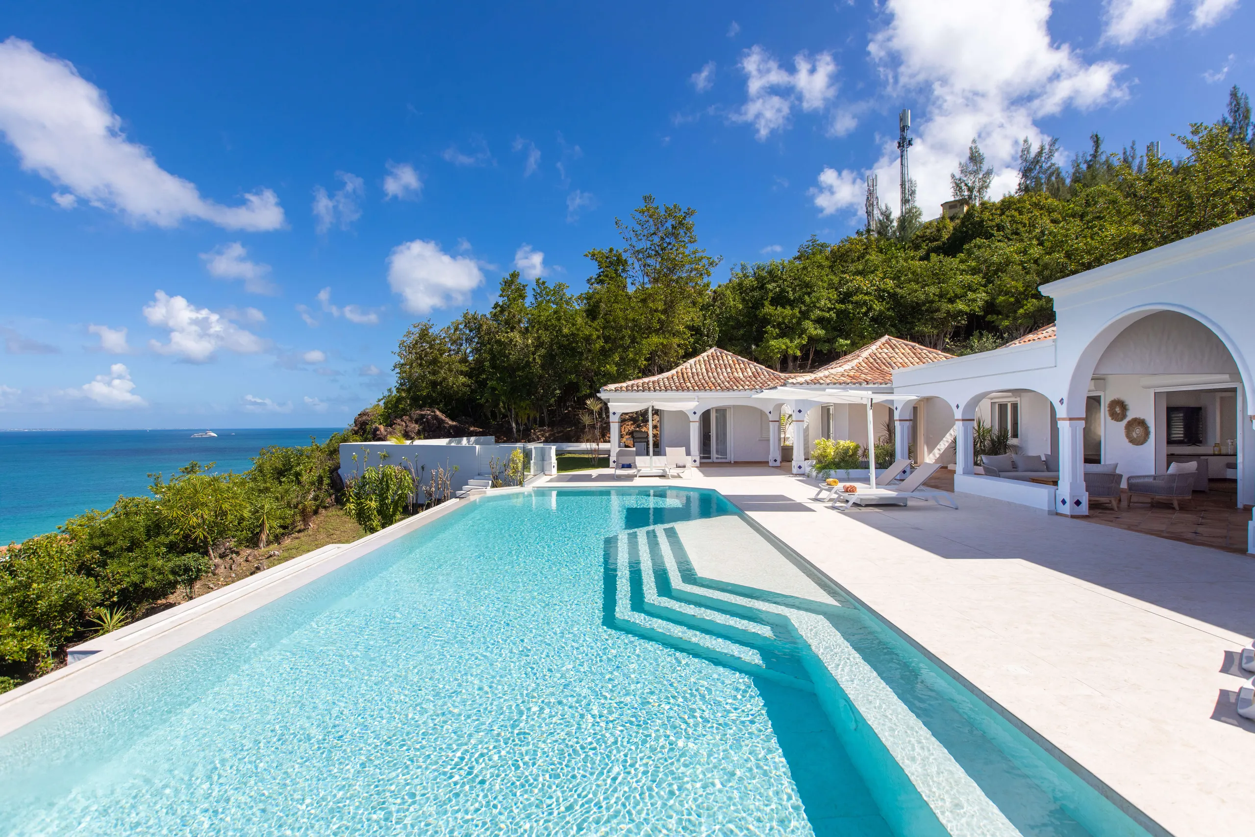 Stunning 5 Bedroom Caribbean Villa with Private Heated Infinity Pool, and Panoramic Ocean Views — photograph 3