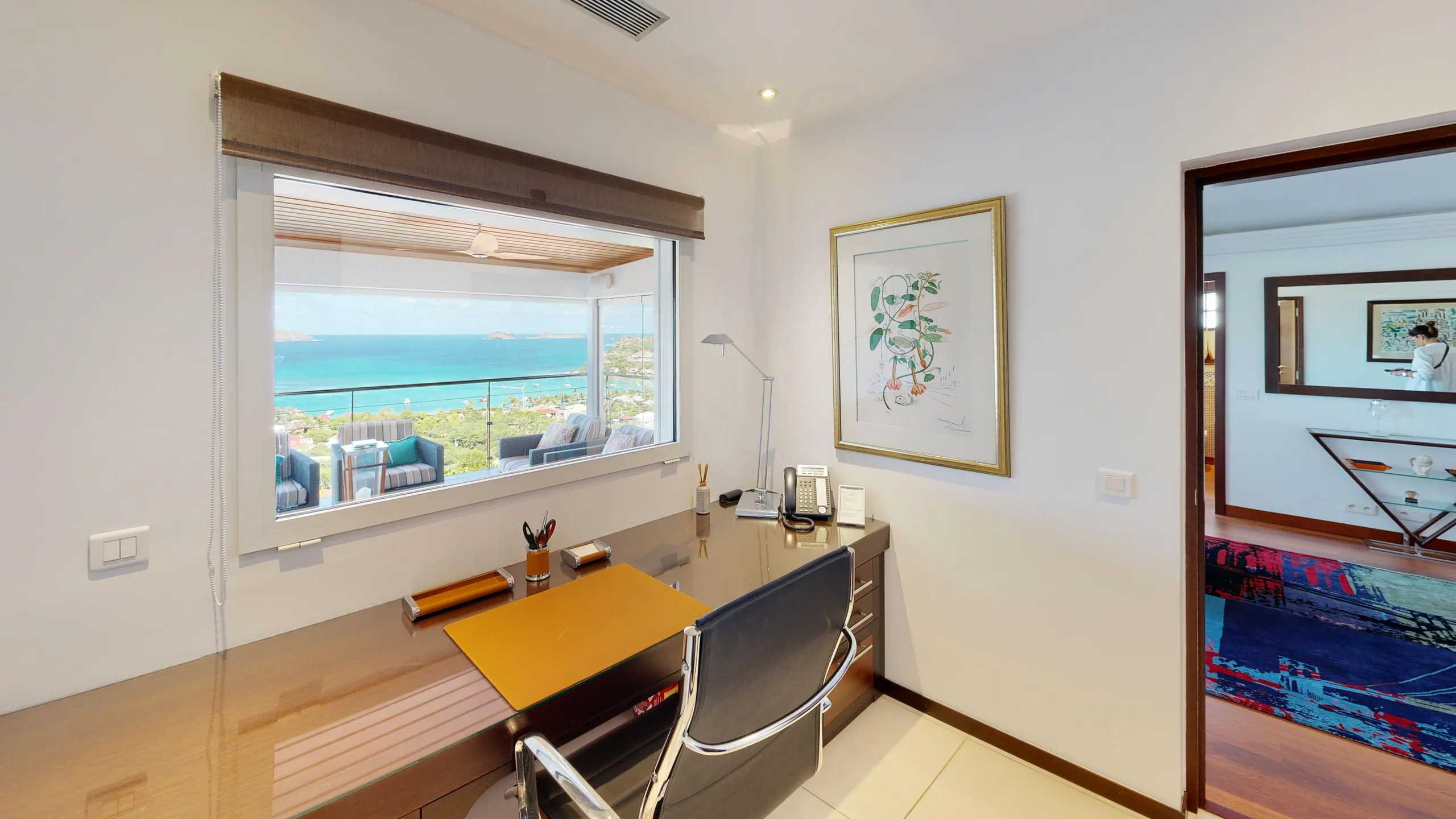 Elegant Seaview Villa with Infinity Pool and Fitness Room — photograph 8