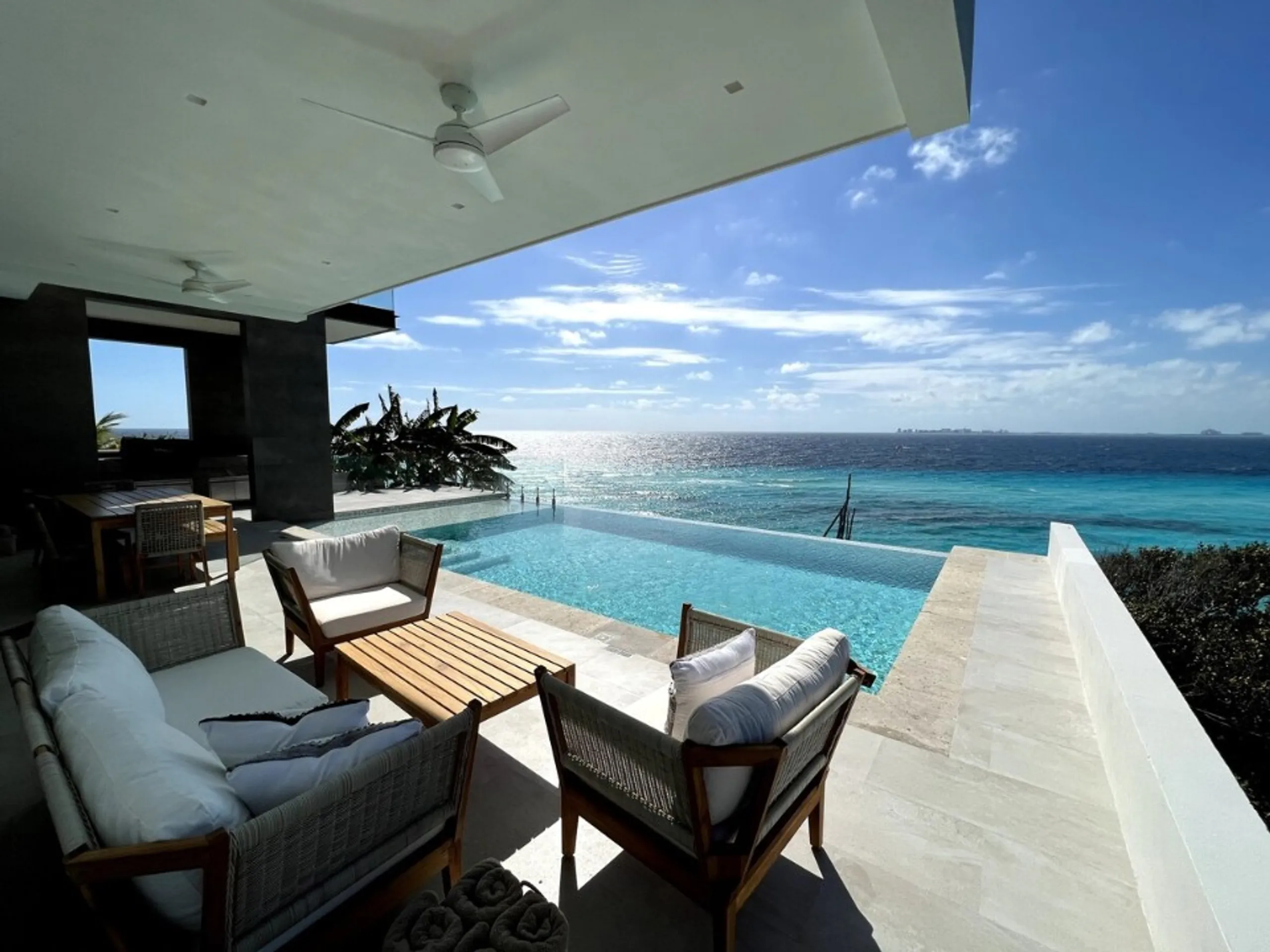 Oceanview Villa in Isla Mujeres with Infinity Pool & Beach Access — photograph 2