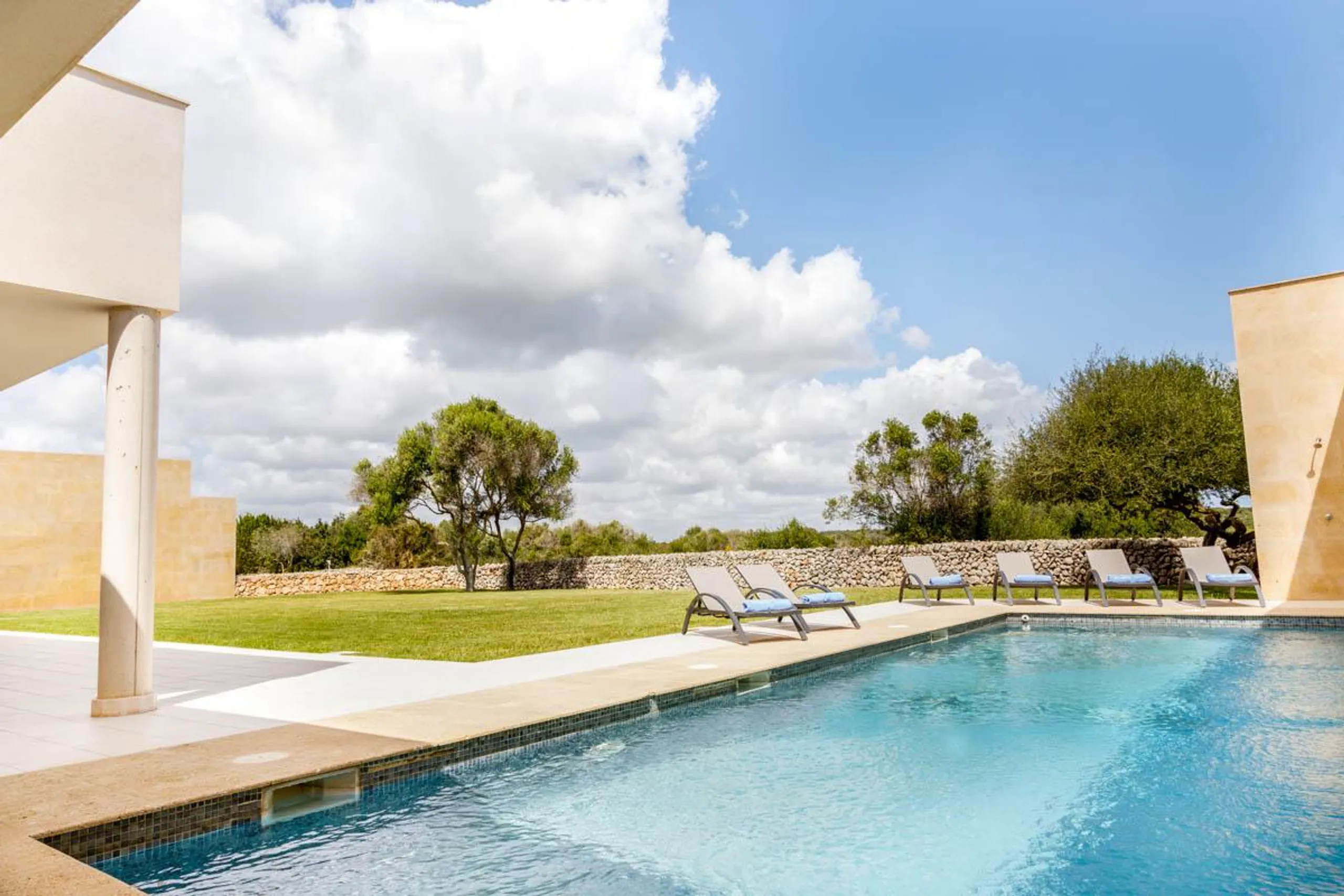 Luxurious 5BR Villa with Private Pool and Breathtaking Sea Views — photograph 2