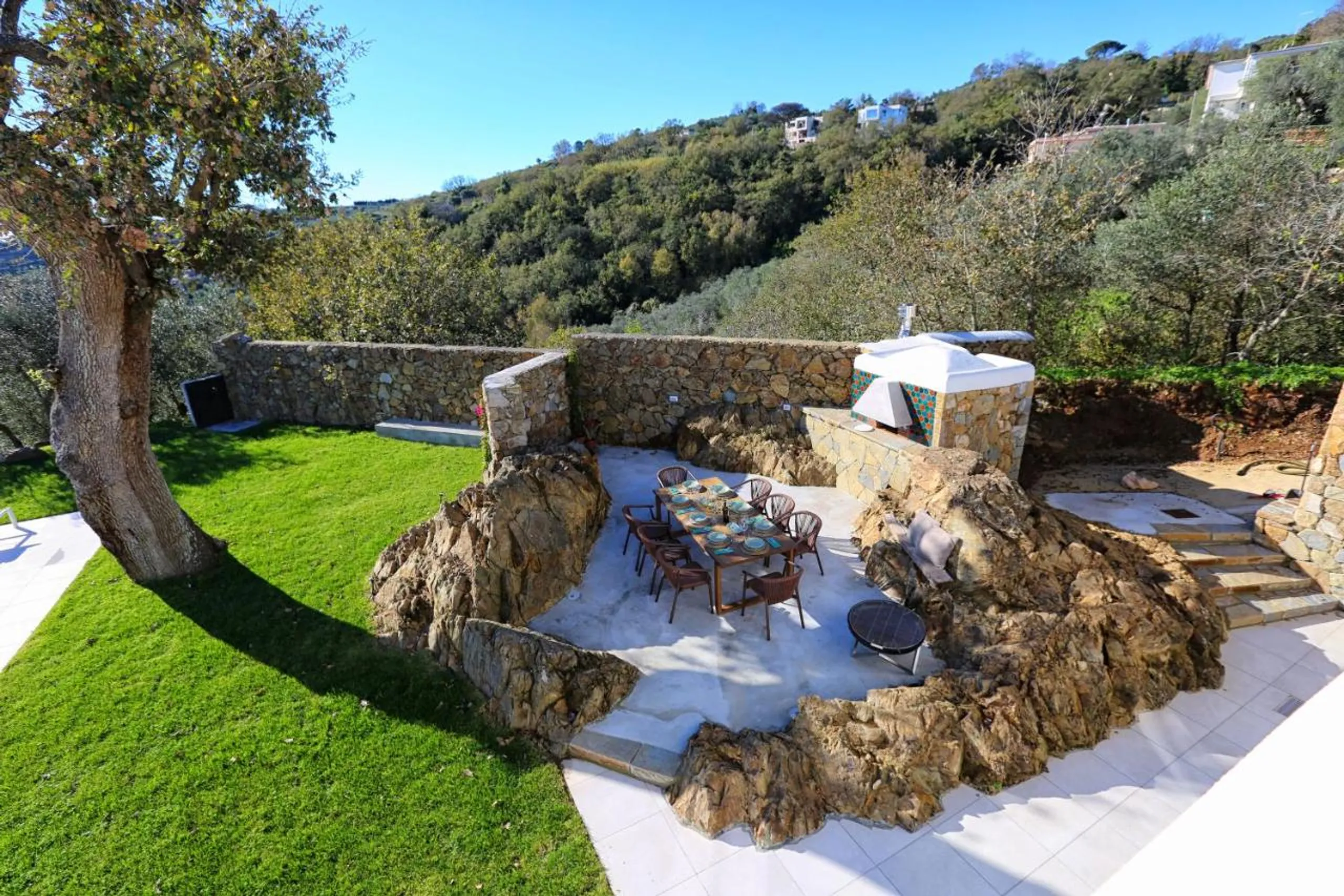 Resplendent Hillside Haven with Heated Infinity Pool and Sea Views — photograph 2