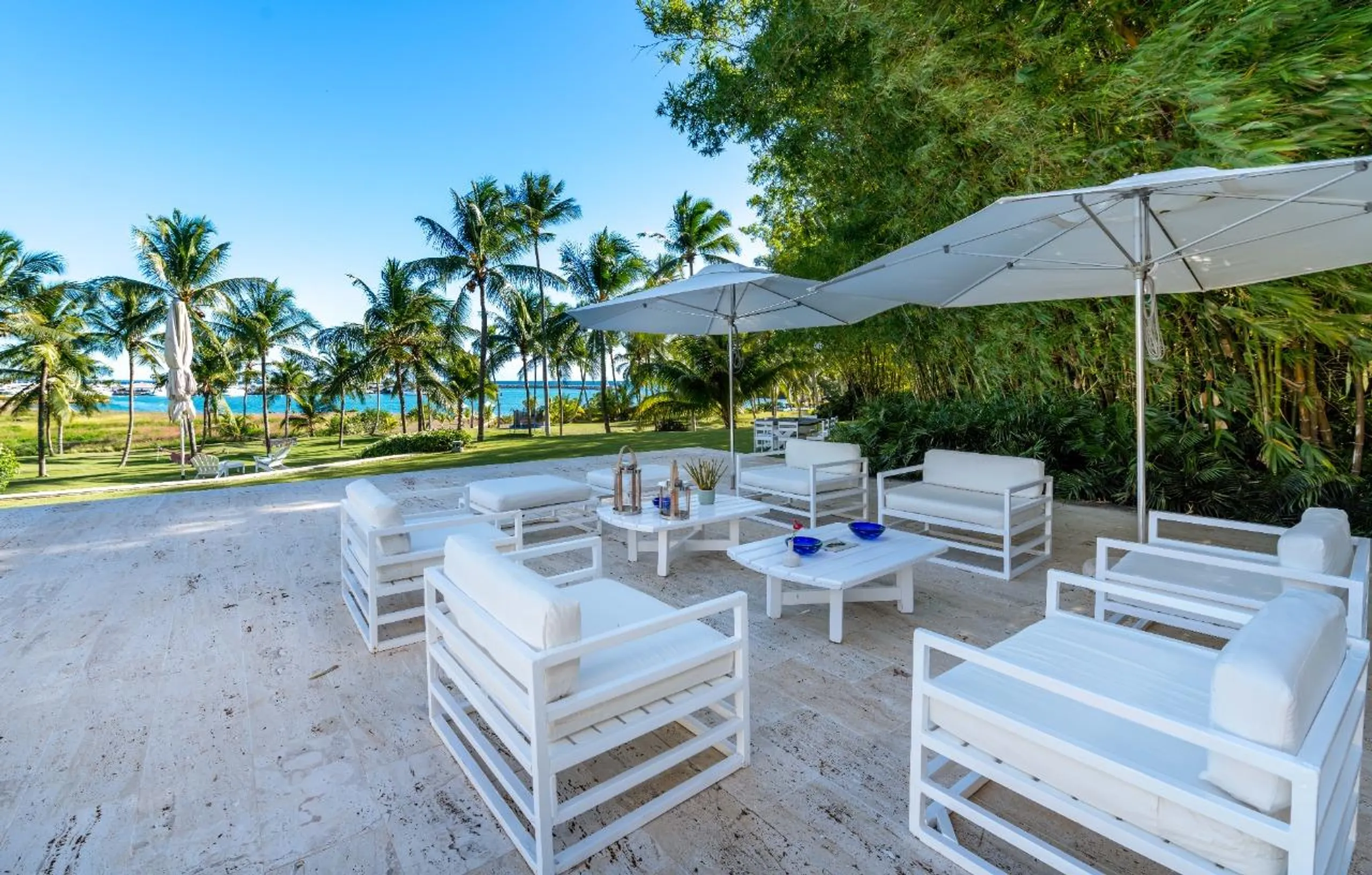 Spectacular Villa with Private Pool, Garden and Unobstructed Ocean Views — photograph 10