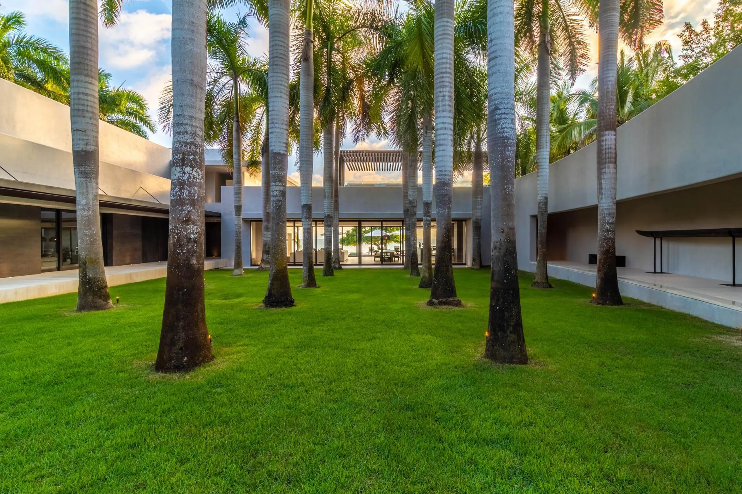 Gorgeous Los Ranchos Beach Front Estate with Infinity Pool with Ocean Views — photograph 5