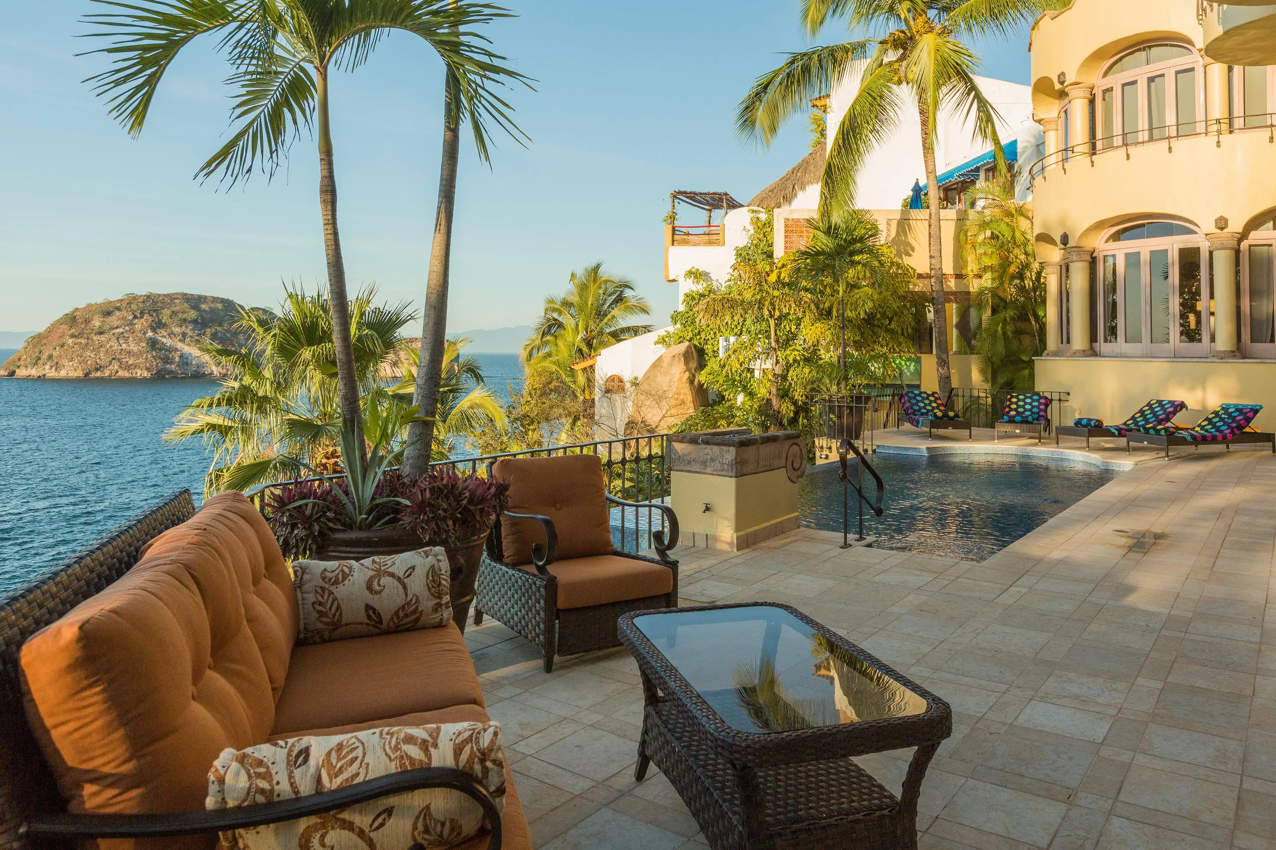 Elegant Cliffside Luxury Retreat with Infinity Pool and Ocean Views — photograph 4