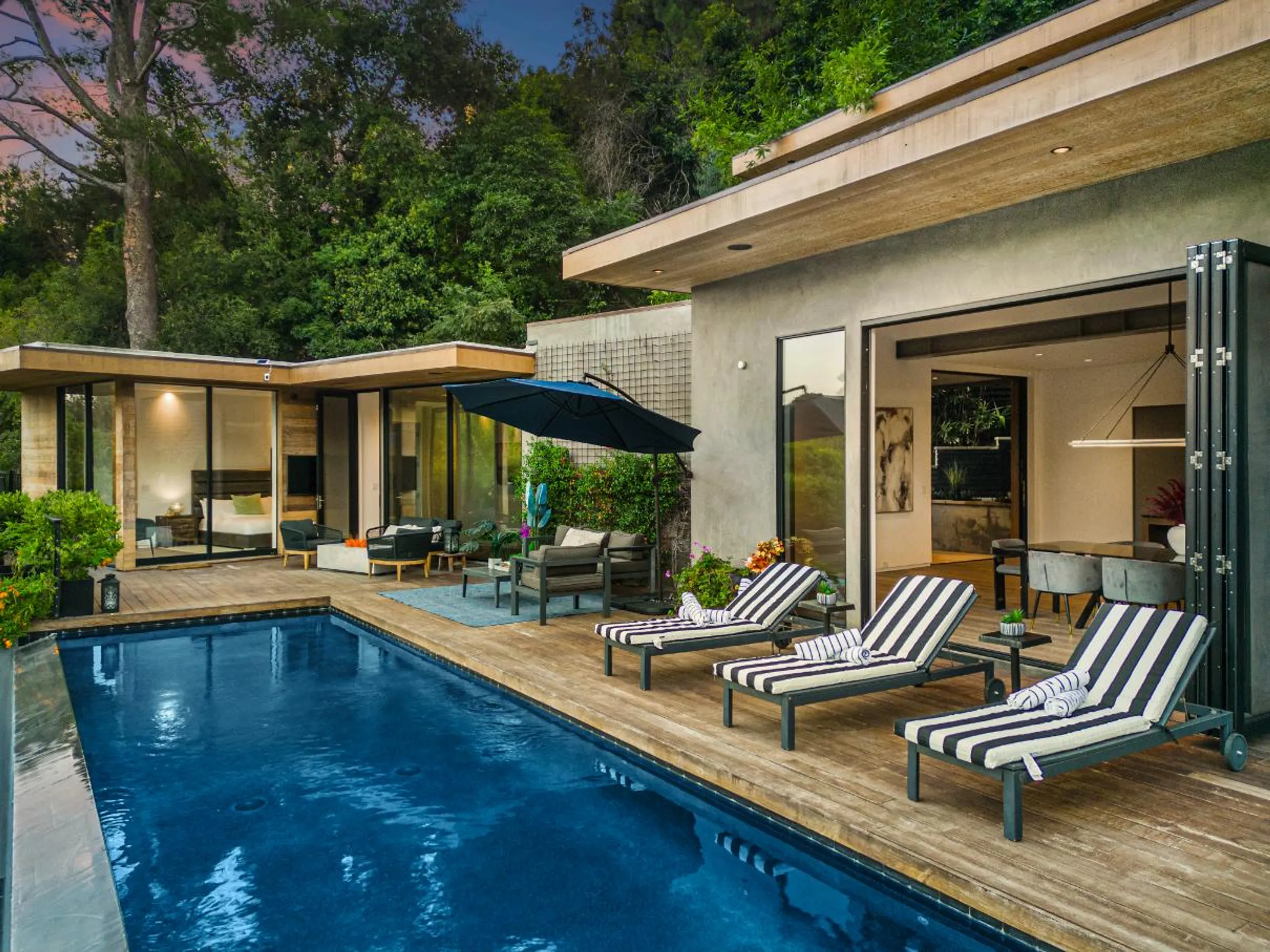 Gorgeous Beverly Hillside Retreat with Infinity Pool and Views — photograph 3