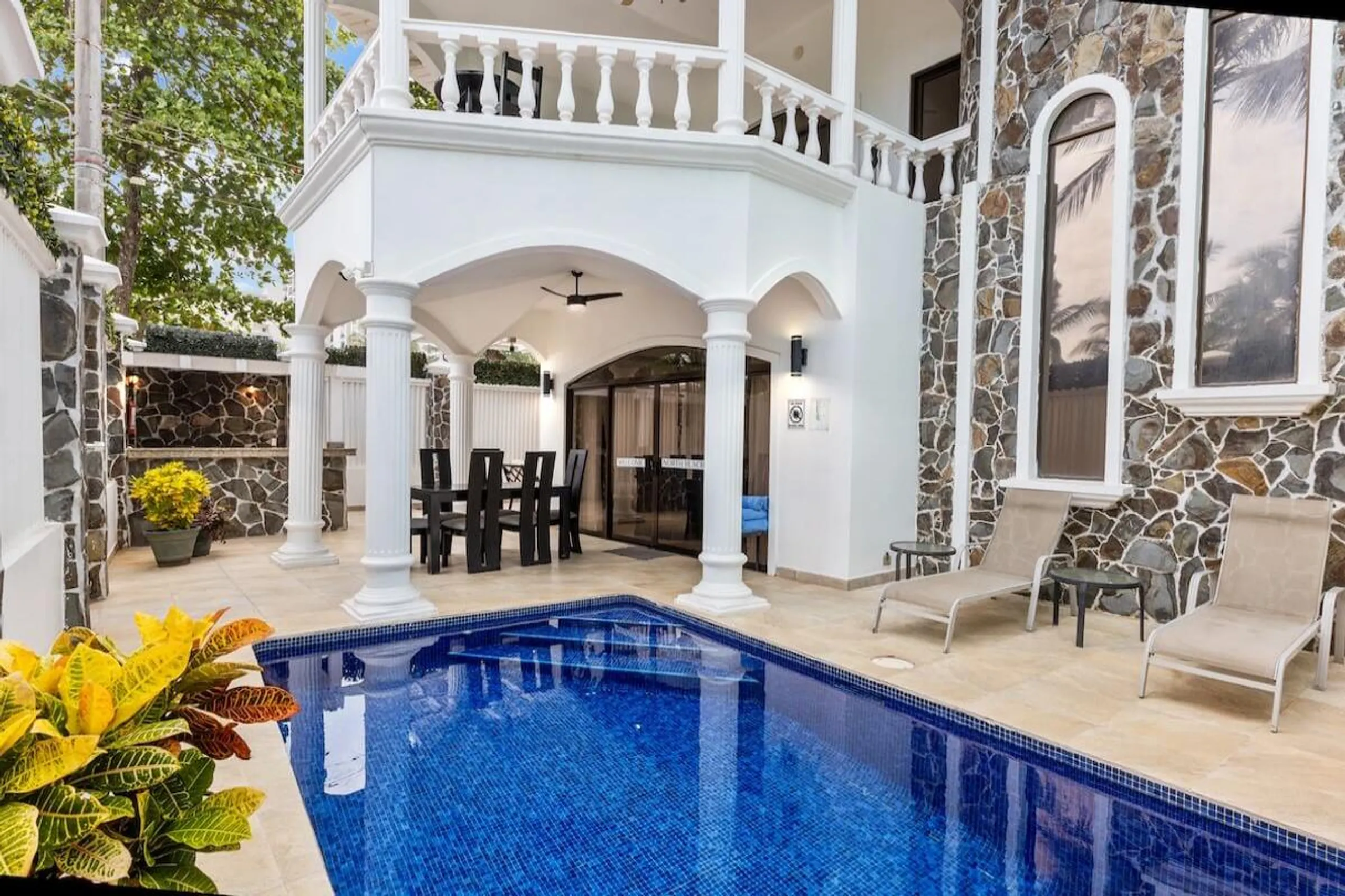 Deluxe Beachfront Nine Bedroom Villa with Private Pool and Ocean View — photograph 3