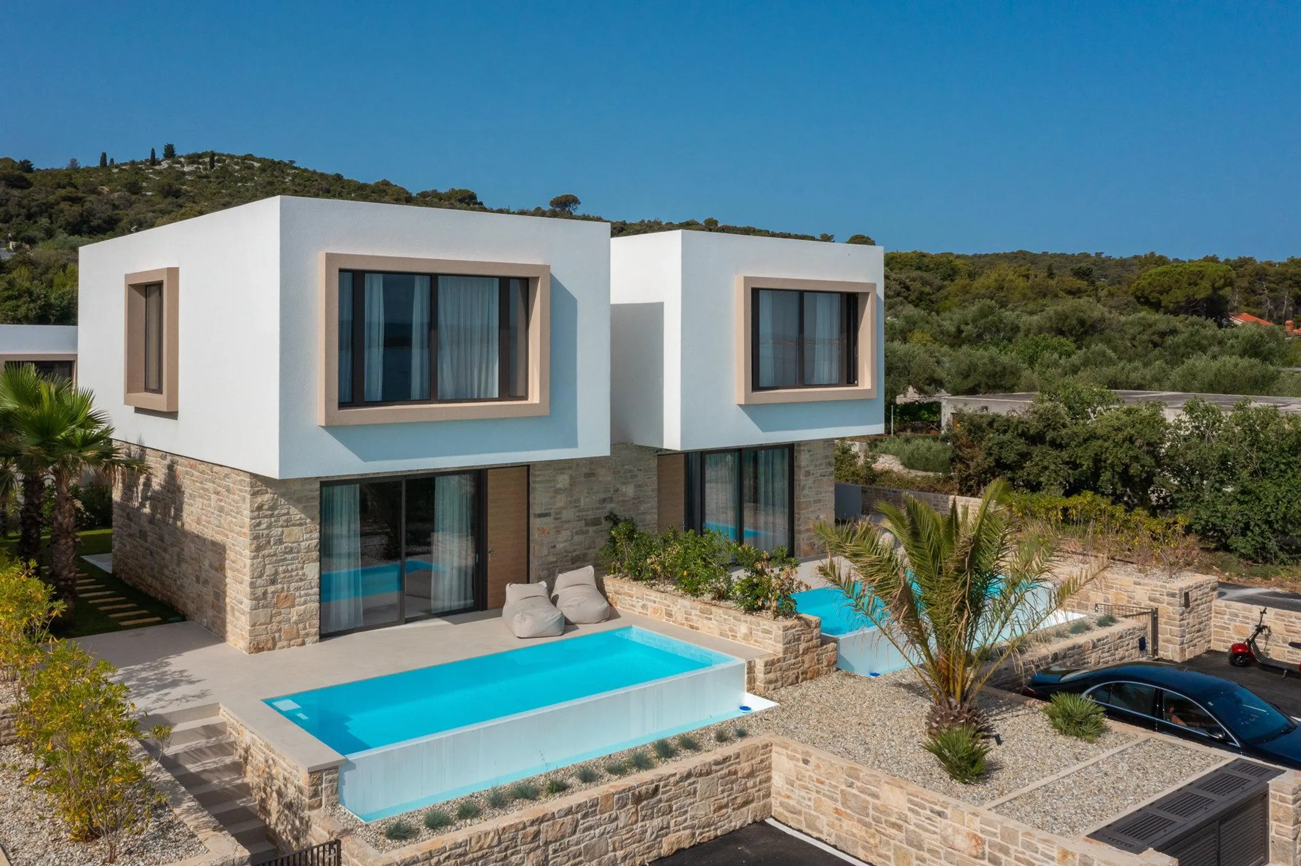 Stately 6BR Villa with Pool and Crystal Sea Nearby — photograph 2