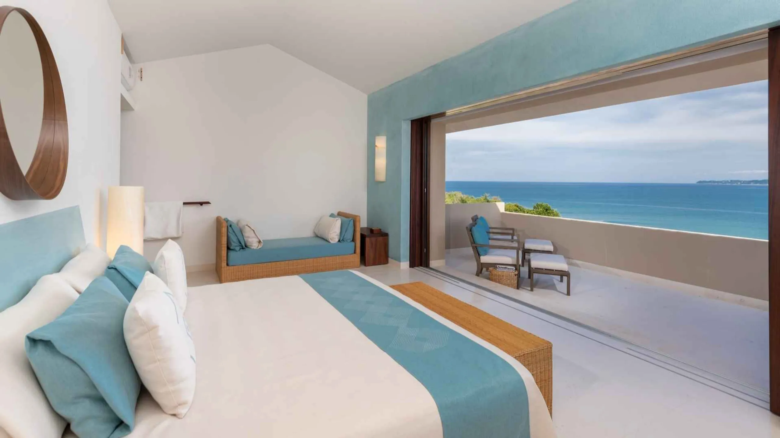 Sophisticated Three-Tiered Villa with Private Pool and Ocean Views — photograph 8