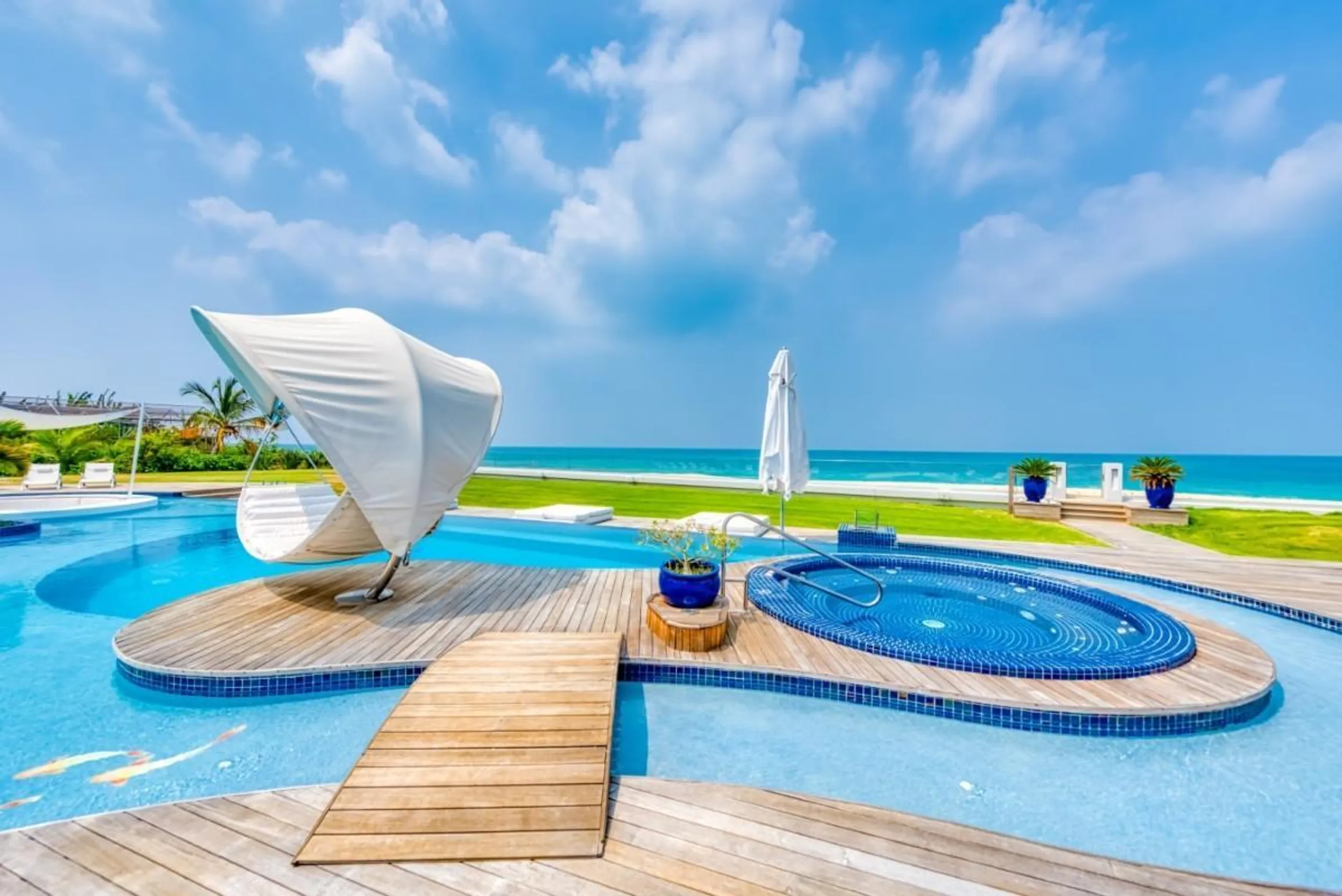 Contemporary Beach Front Villa in Plum Bay with Stunning Views and Amenities — photograph 3