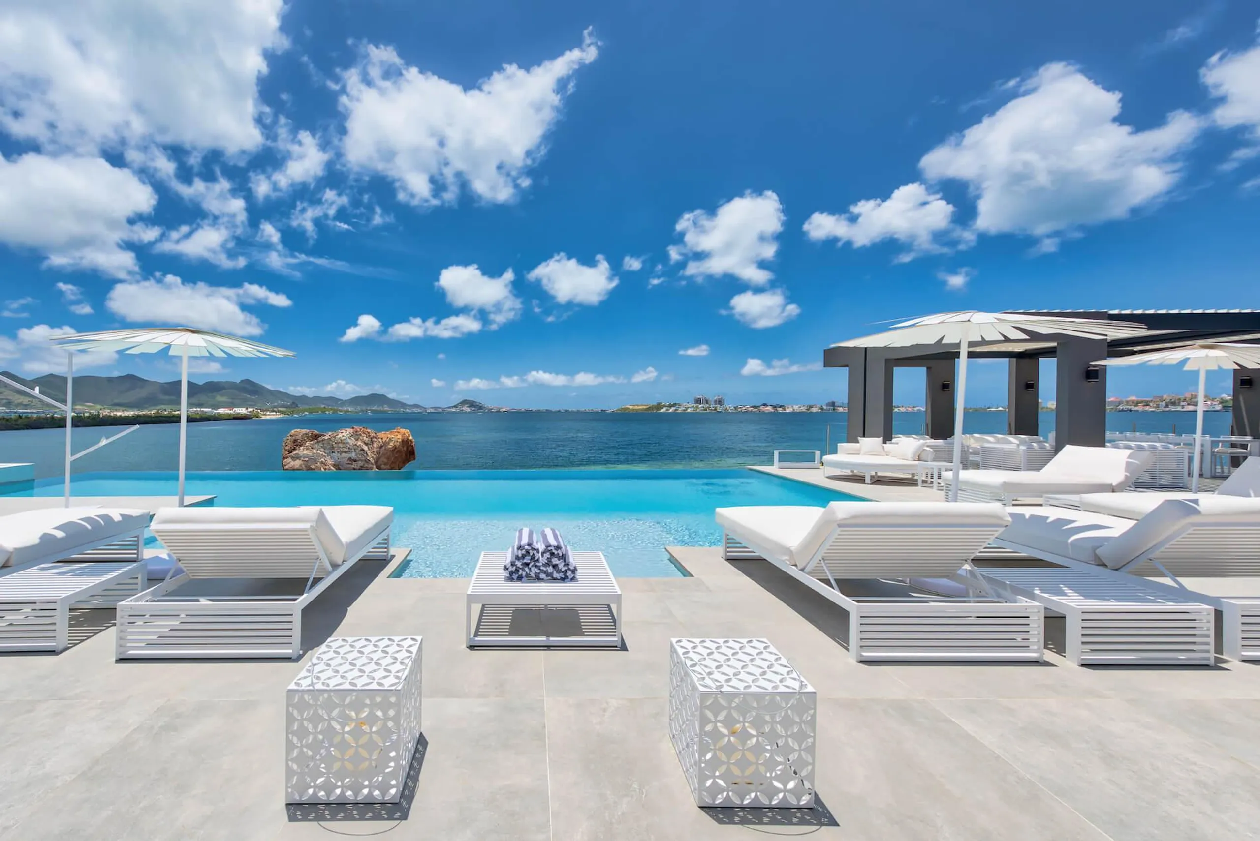 Secluded Hillside Private Luxury Villa with Infinity Pool and Private Beach with Dock — photograph 2