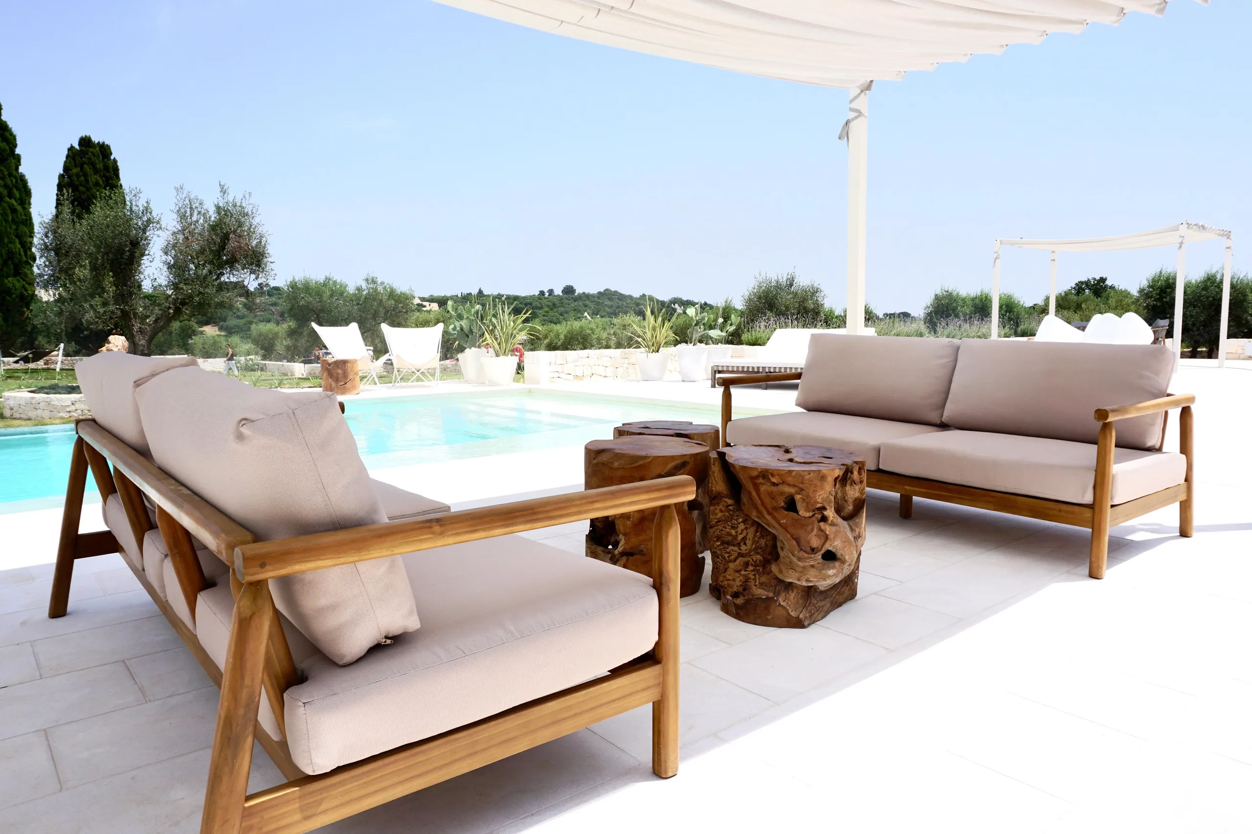 Sparkling Blue Haven Villa with infinity Pool — photograph 3
