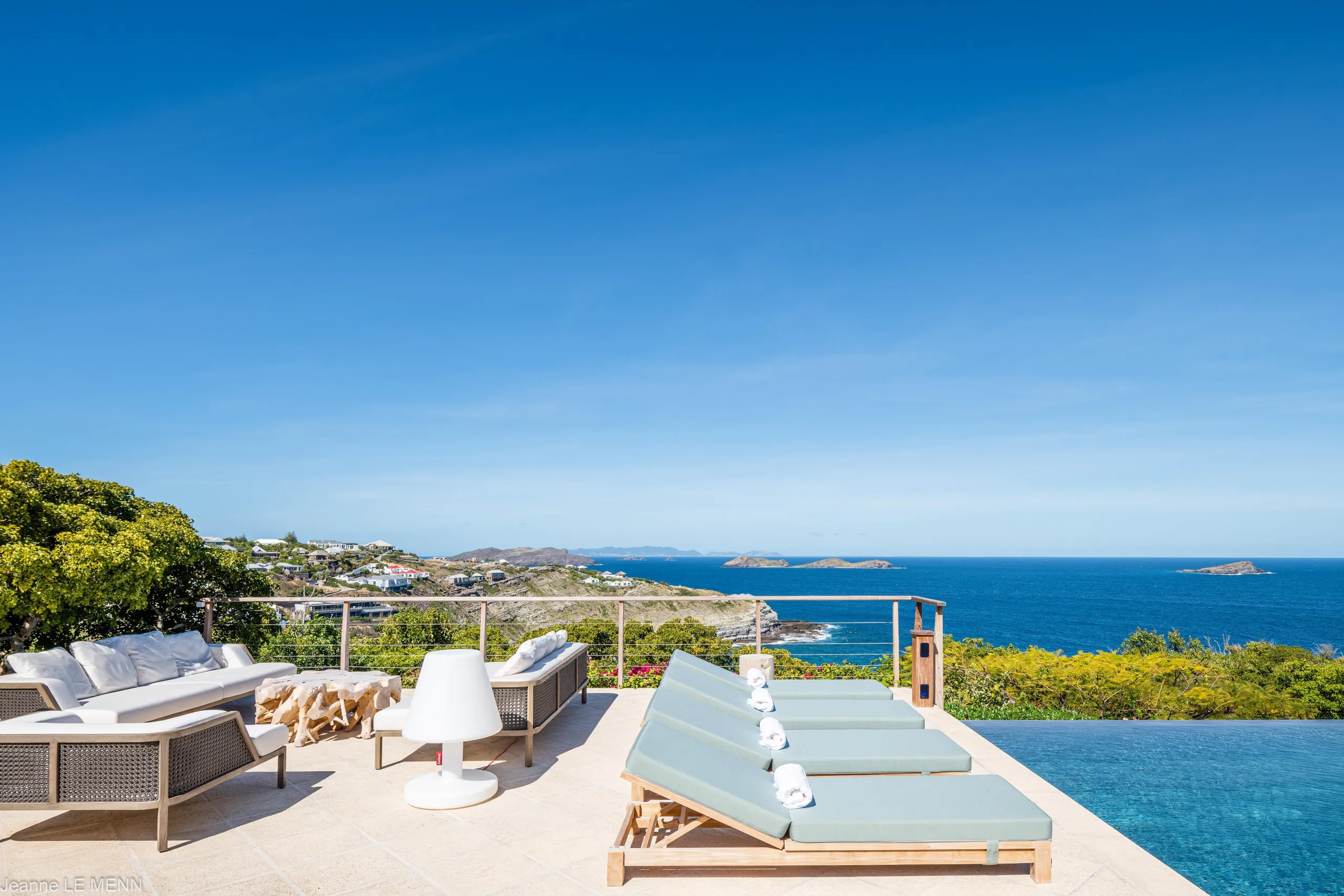 Elegant Seaview Villa with Infinity Pool and Walks to Beach — photograph 2