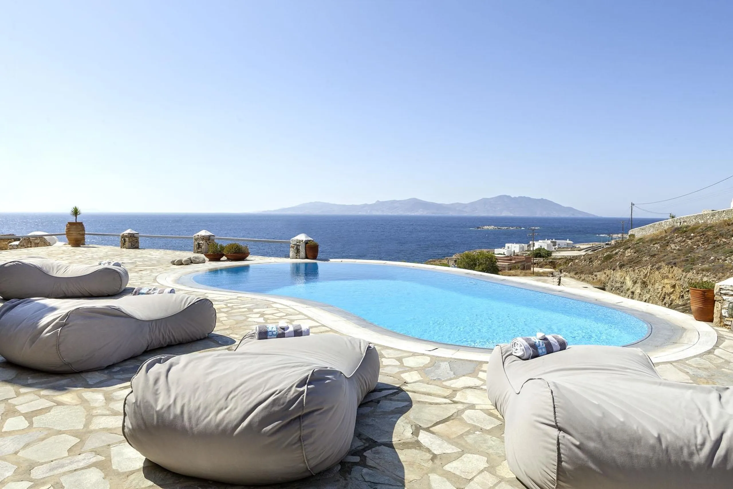 Grandiose Oceanside Villa in Mykonos with Crystalline Pool — photograph 4