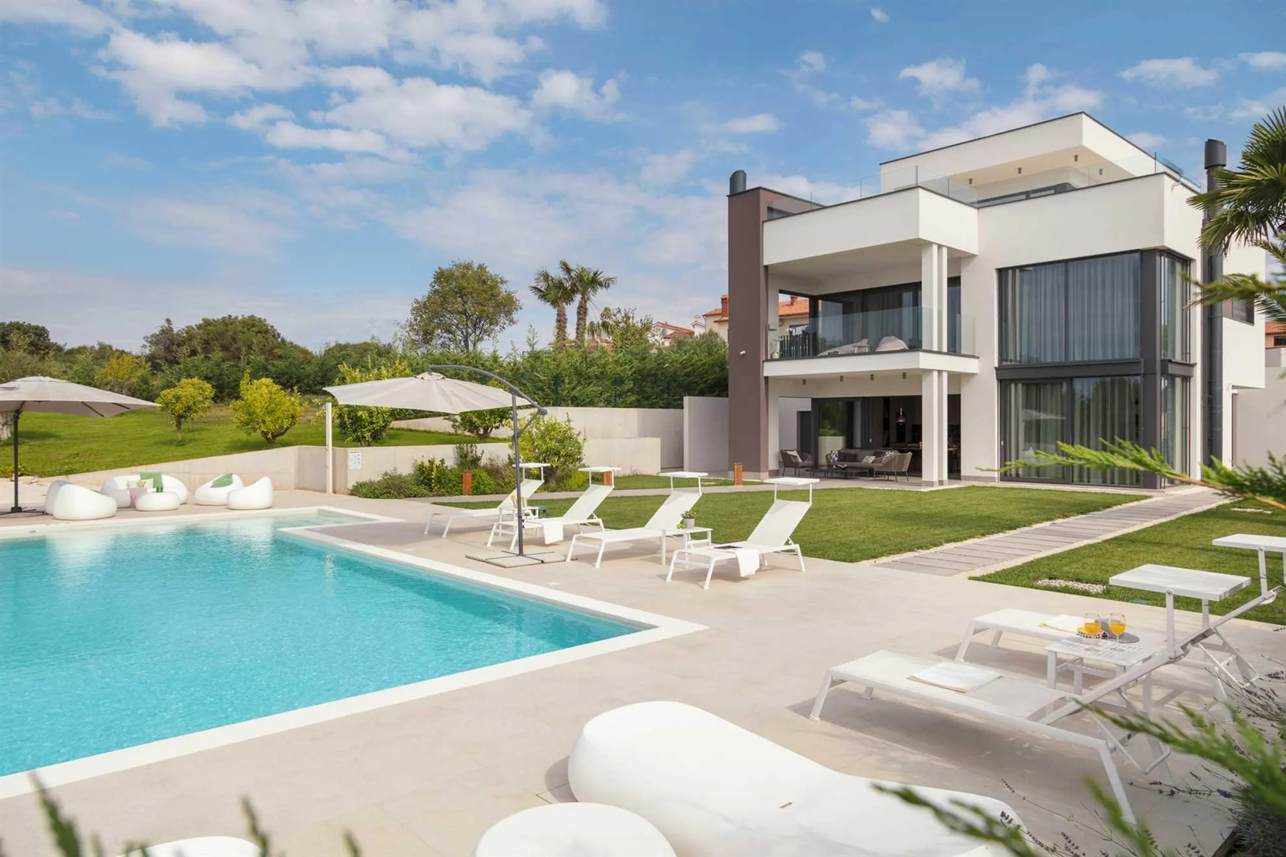 Luxurious Villa with Heated Pool and Stunning Views — photograph 9