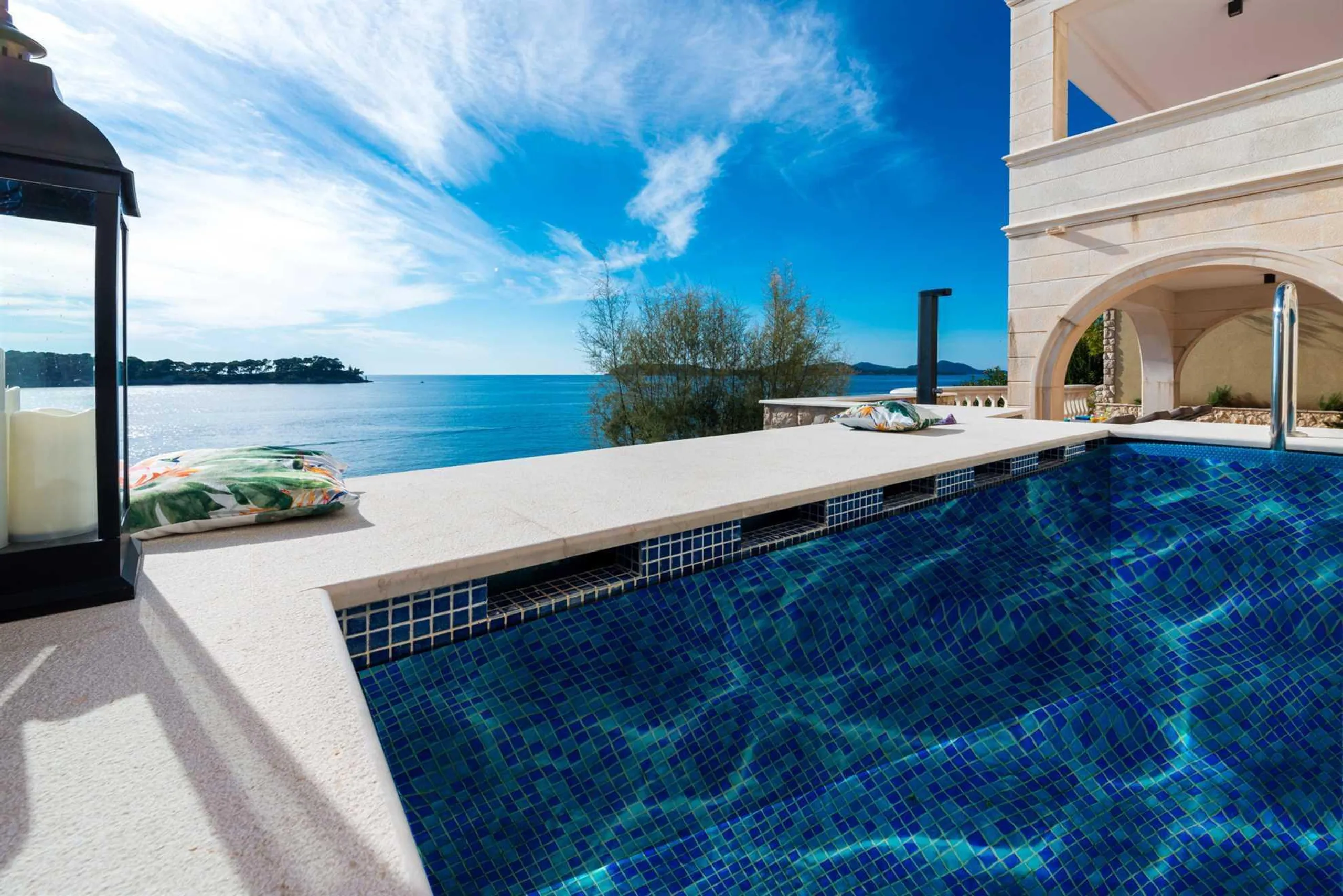 Exquisite Villa with Breathtaking Mountain Scenic Views — photograph 4