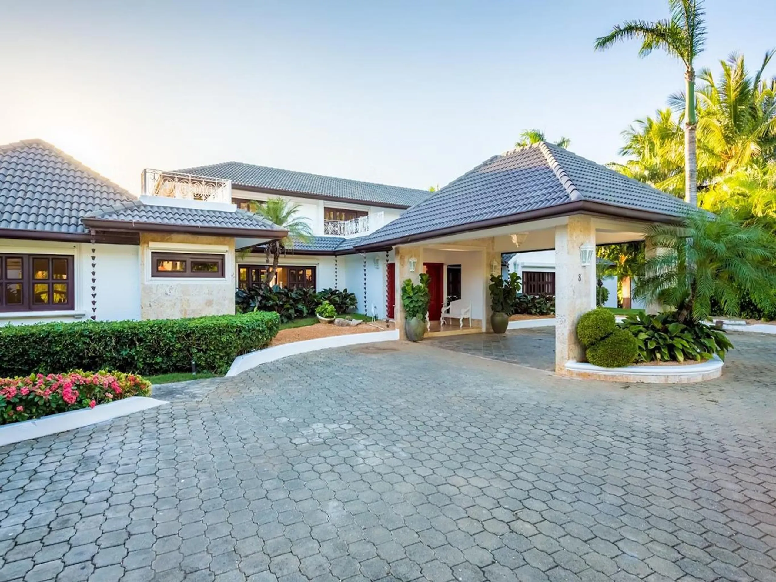 Prestigious Paradise Estate with Private Pool and Hot Tub — photograph 4