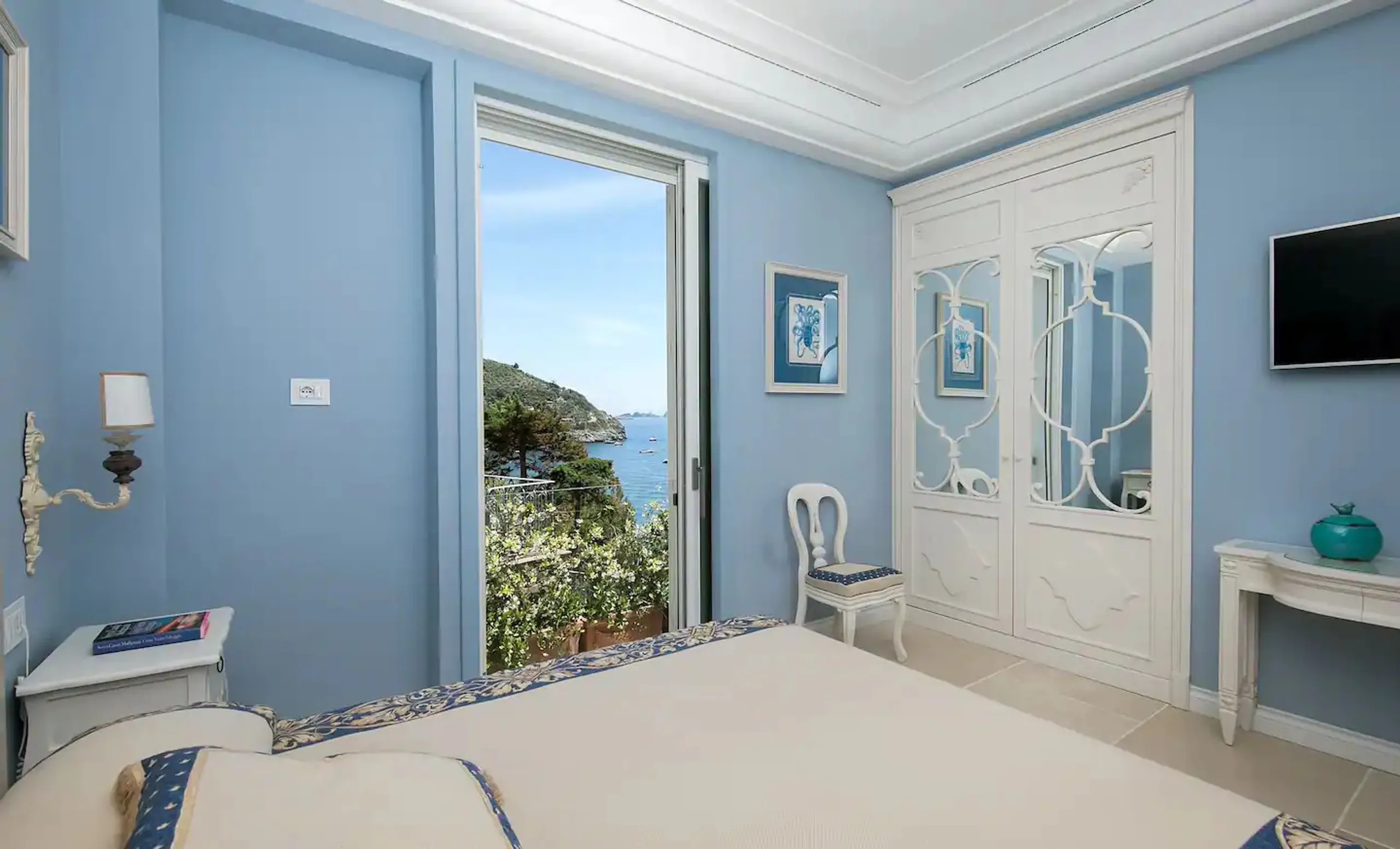 Astounding Amalfi Coast Villa with Infinity Pool — photograph 11