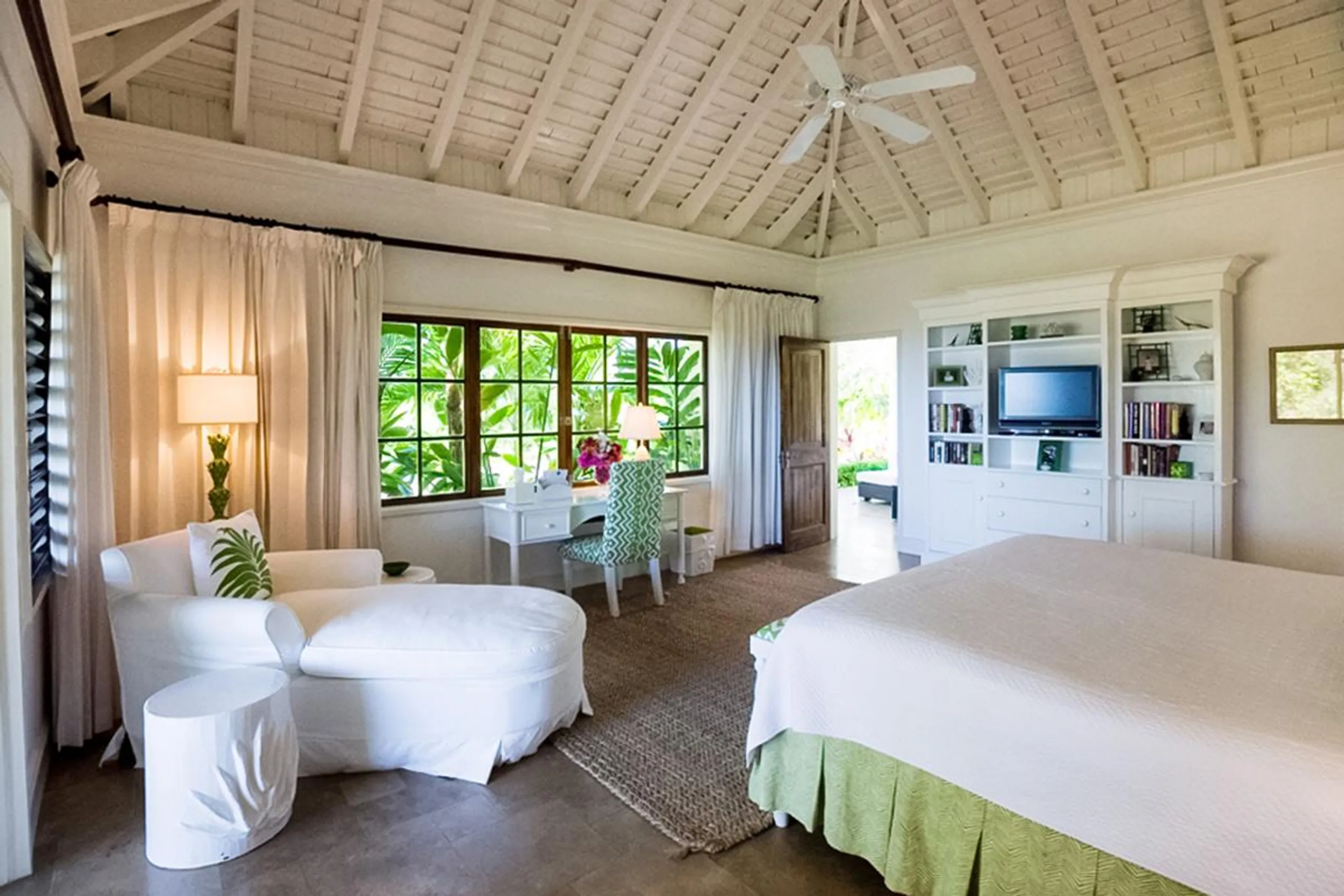 Charming Tropical Retreat in Sandy Bay with Private Pool and Lush Garden Grounds — photograph 11