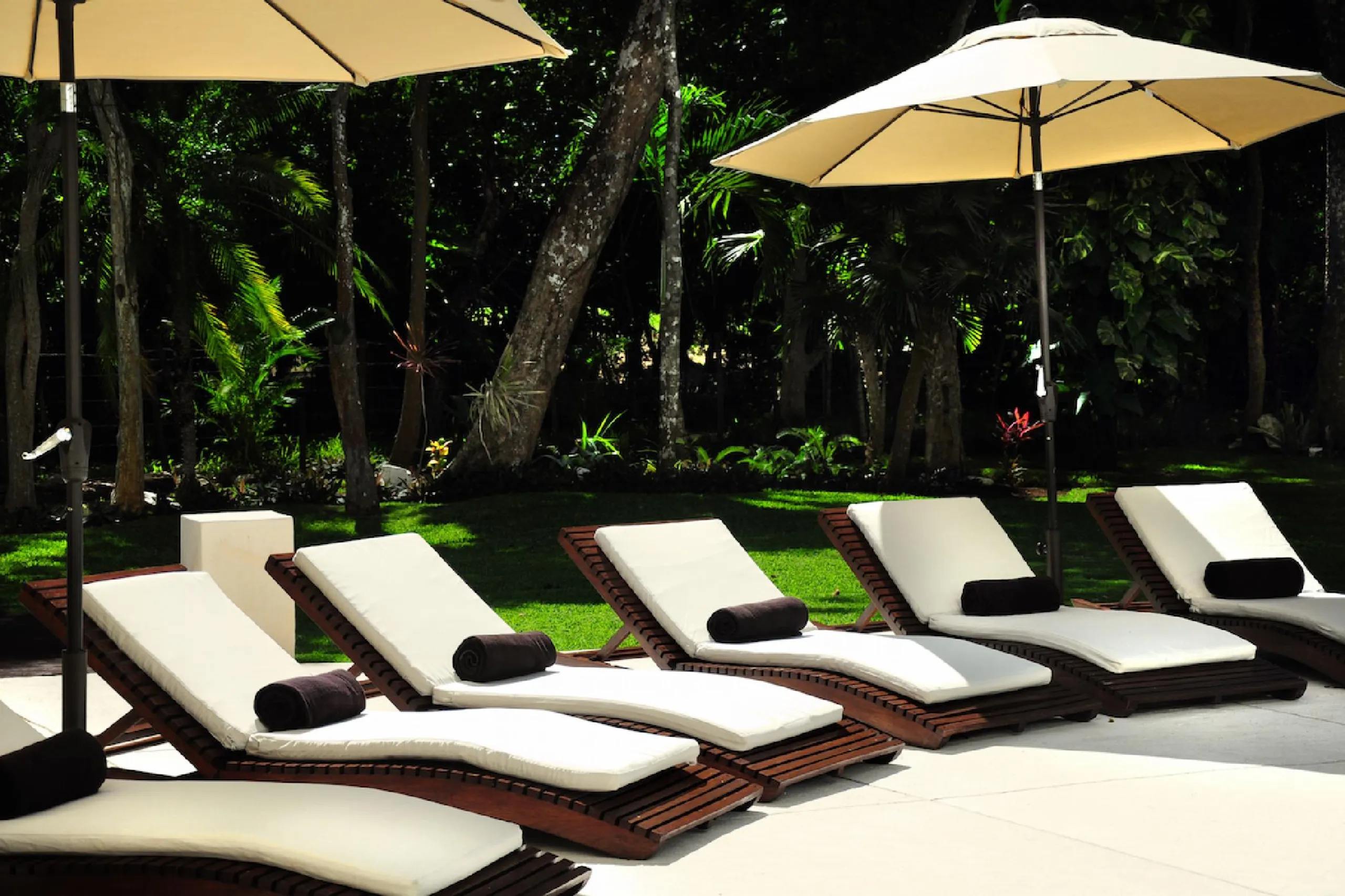 Ultra Modern Architectural Grand Villa with Surrounding Pool — photograph 10