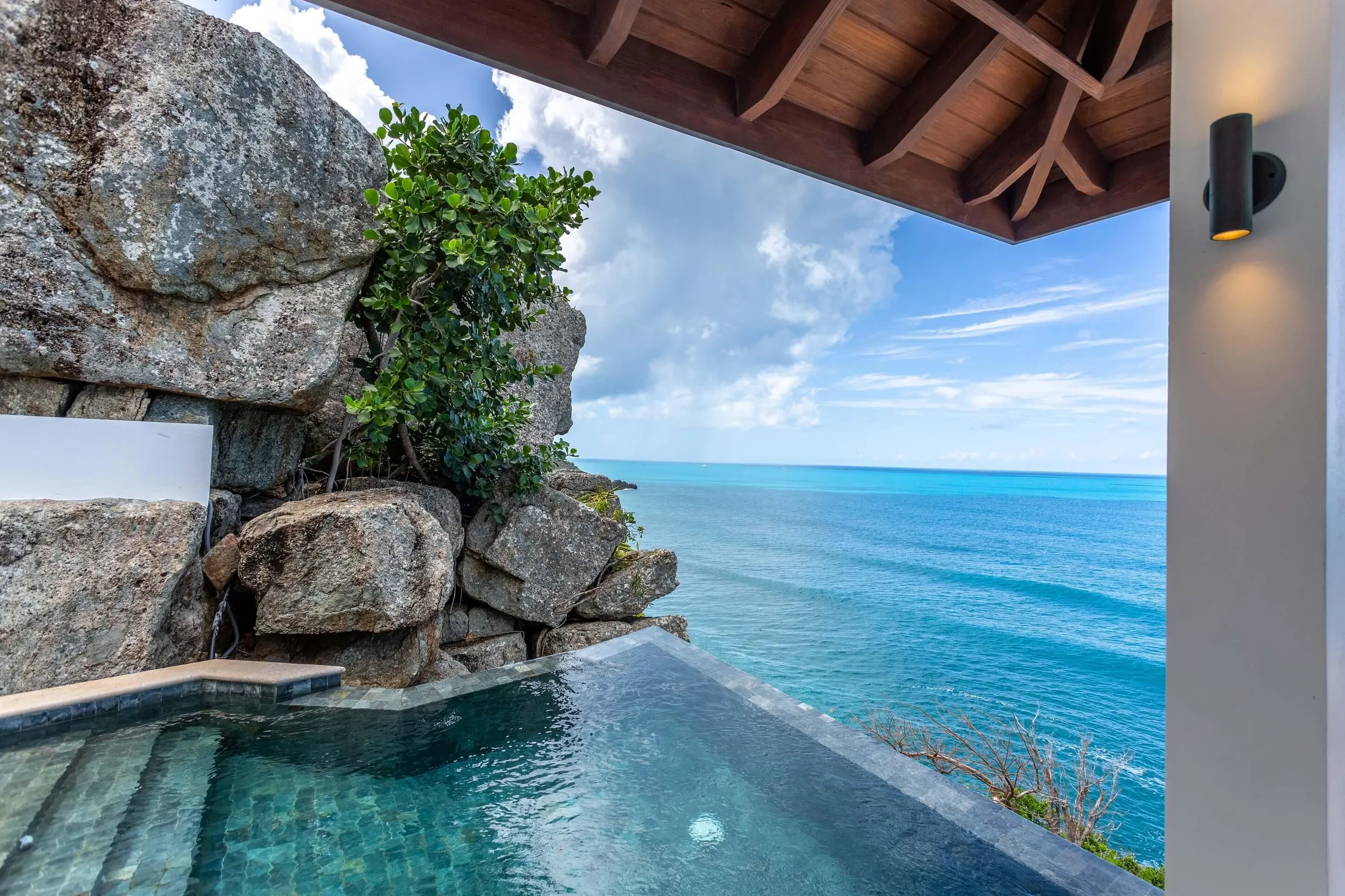 Ocean View Luxury Villa with Infinity Lounge Pool and Stunning Ocean Views — photograph 2