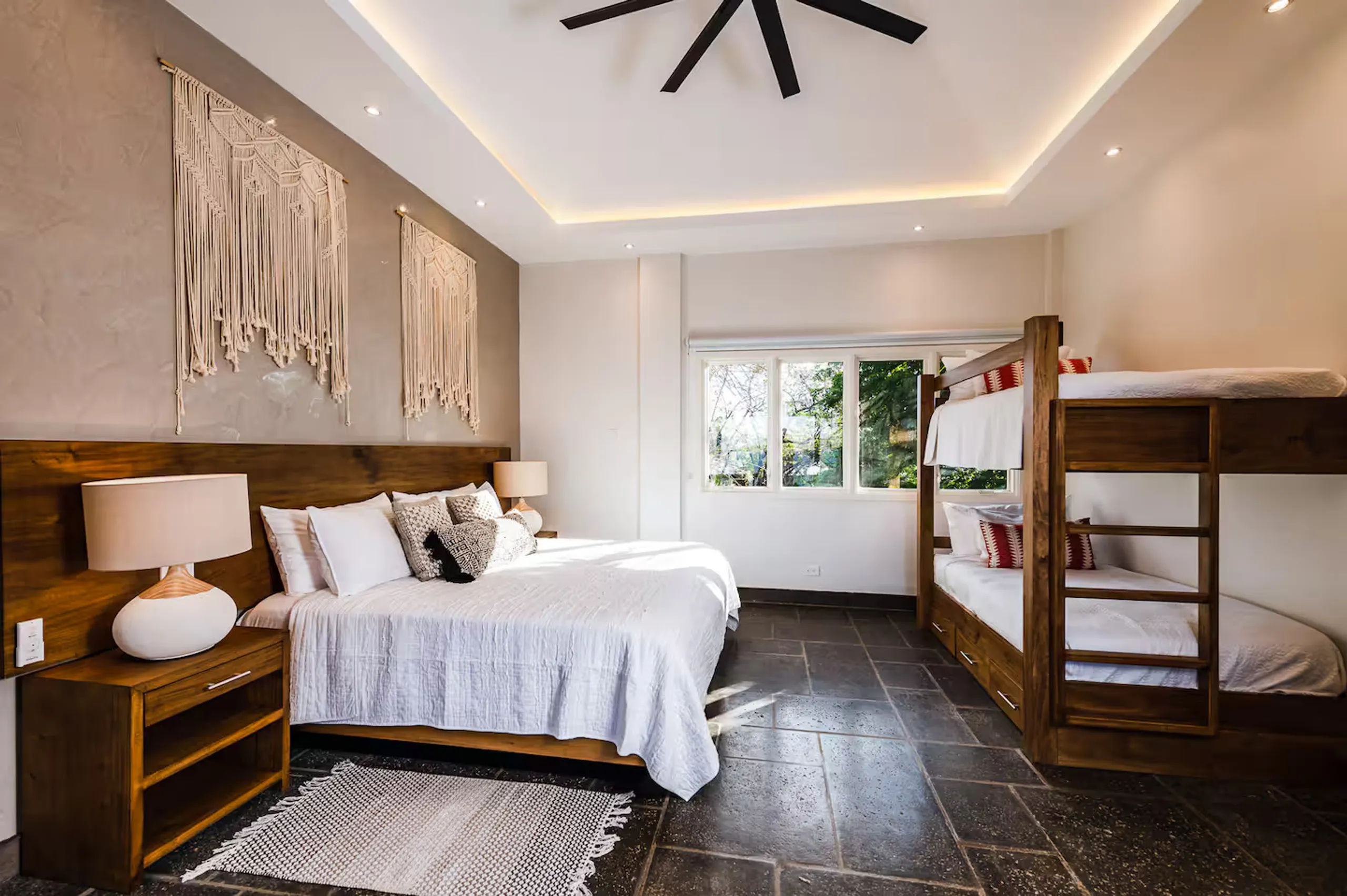 Stunning 7BR Oceanfront Estate with Invigorating Pool — photograph 9