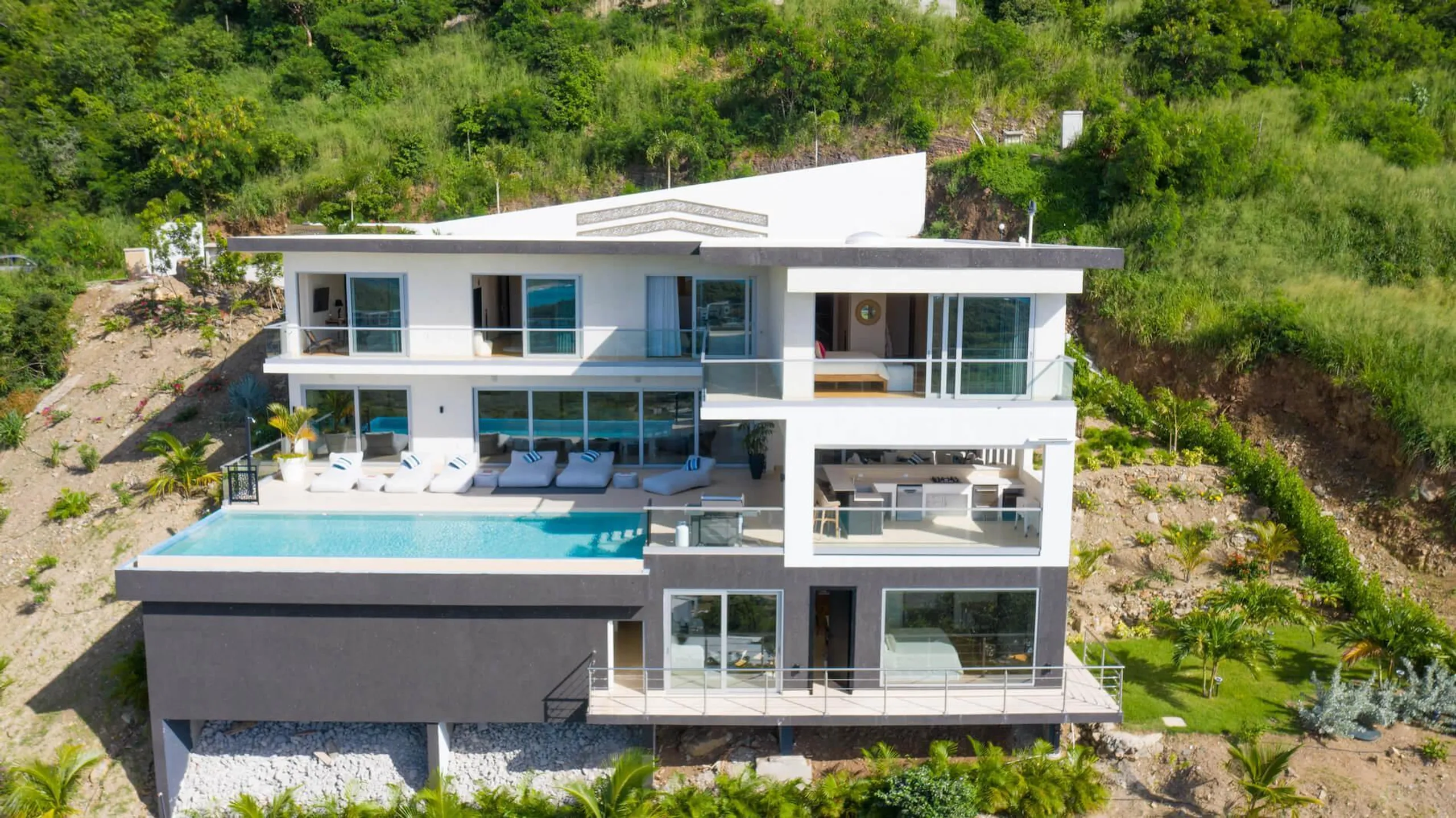 Indigo Bay's Decadence Luxury Villa with Infinity Pool and Breathtaking Ocean Views — photograph 3