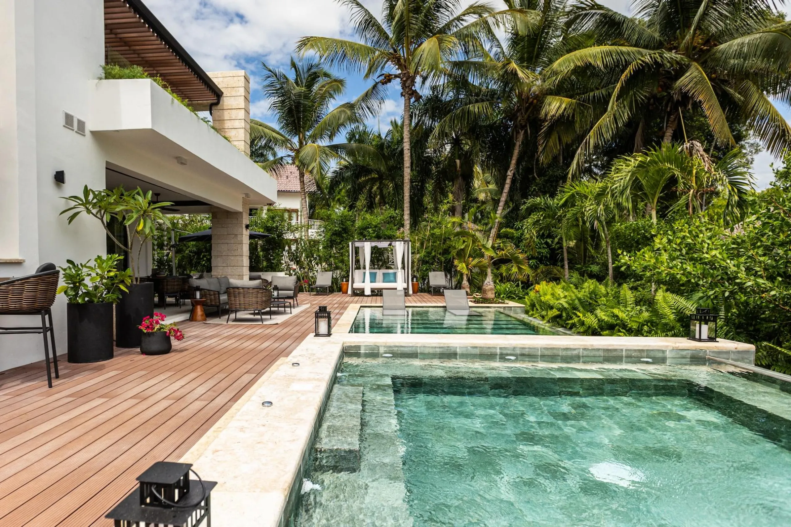 Tranquil Two-Story Villa with Private Pool, Expansive Jacuzzi and Vibrant Surroundings — photograph 5