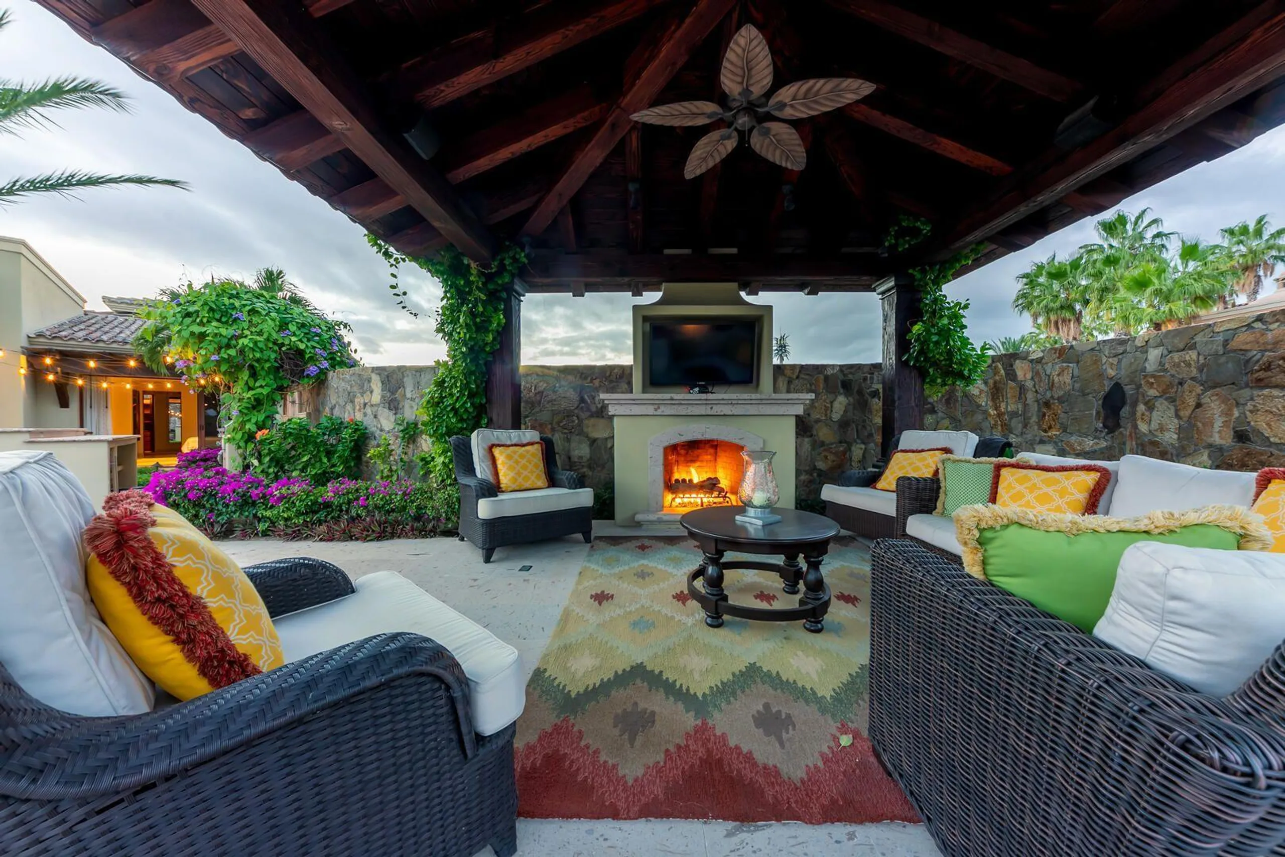 Spectacular Seaside Escape with Infinity Pool and Ocean Views — photograph 5