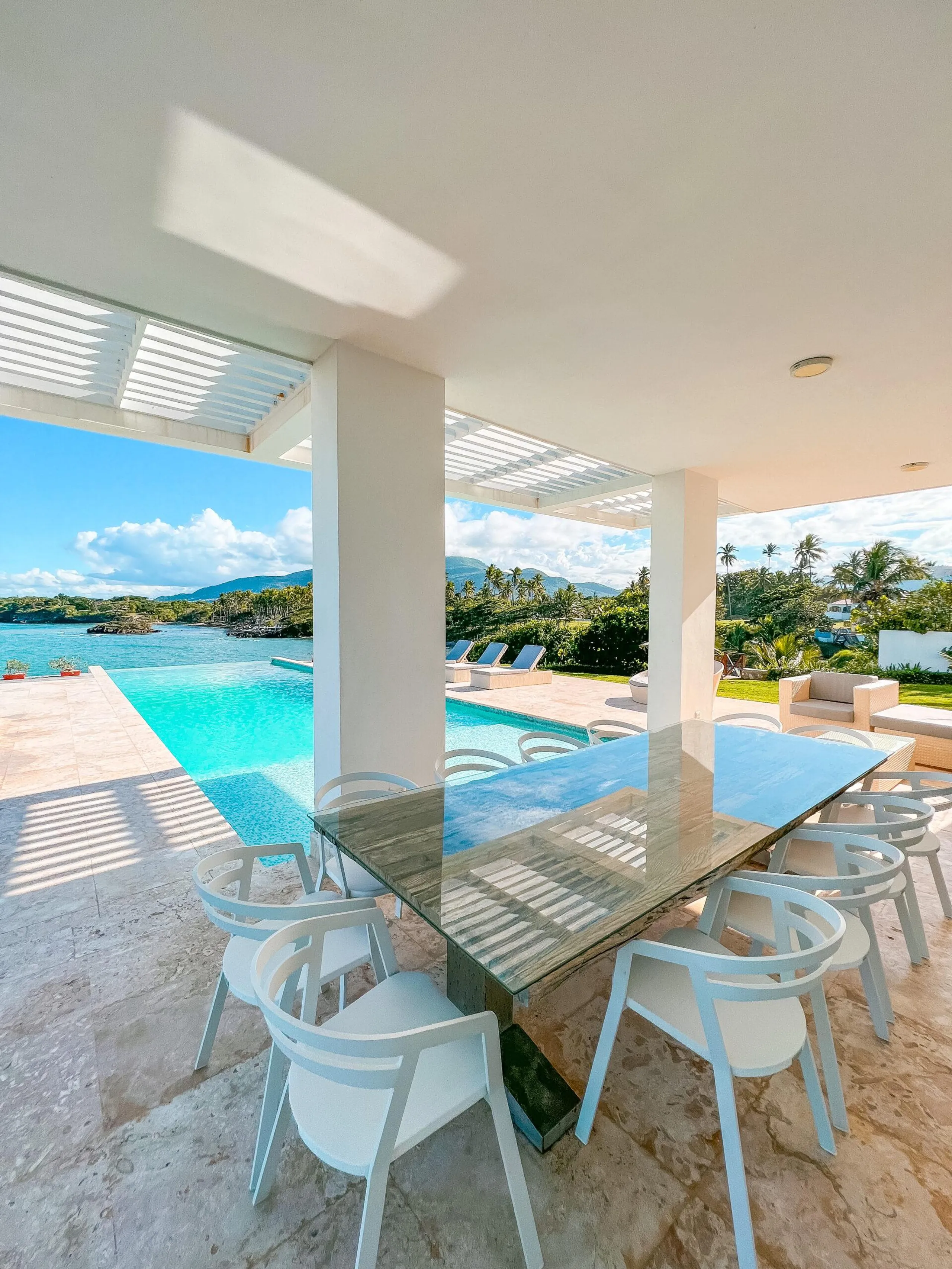 Luminous Beachfront Getaway with Infinity Pool, Jacuzzi and Spectacular Sunset Views — photograph 12