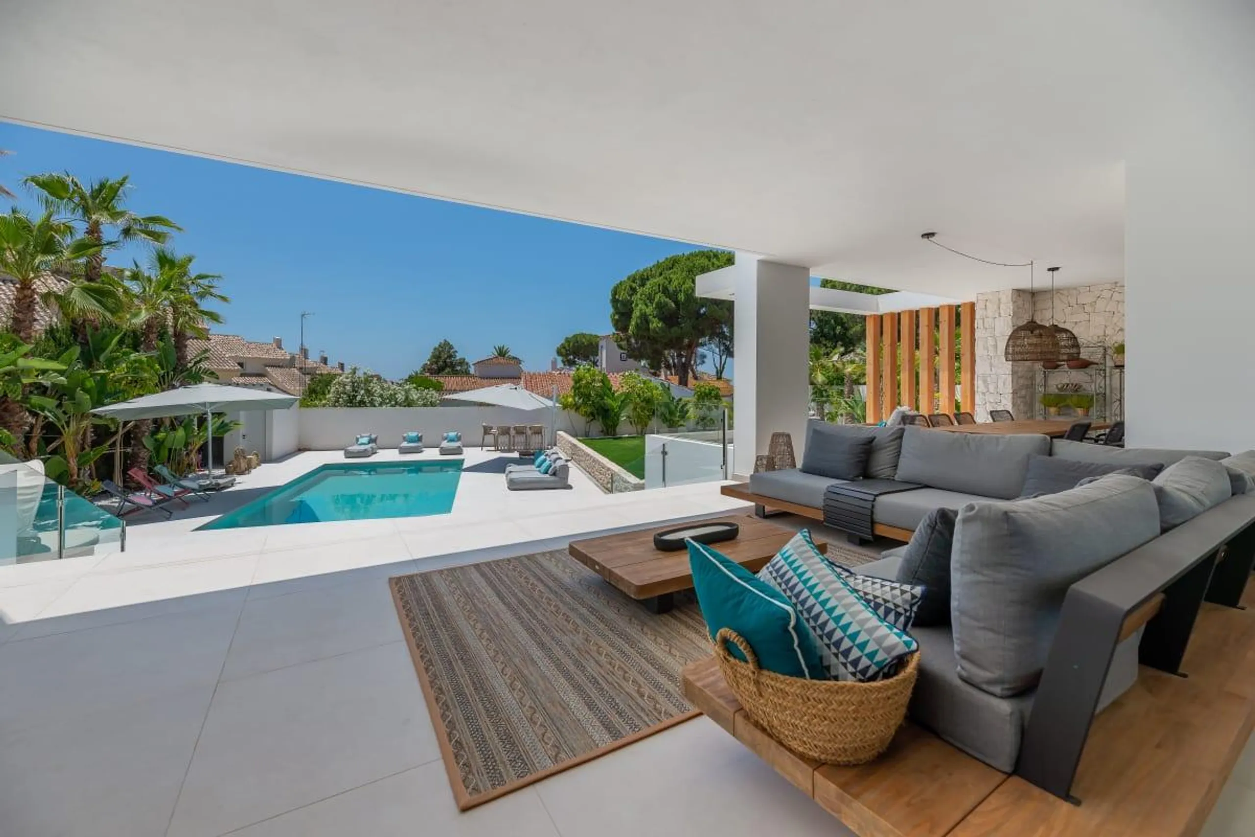 Contemporary Modern Estate with Private Pool and Breathtaking Panoramic Views — photograph 4