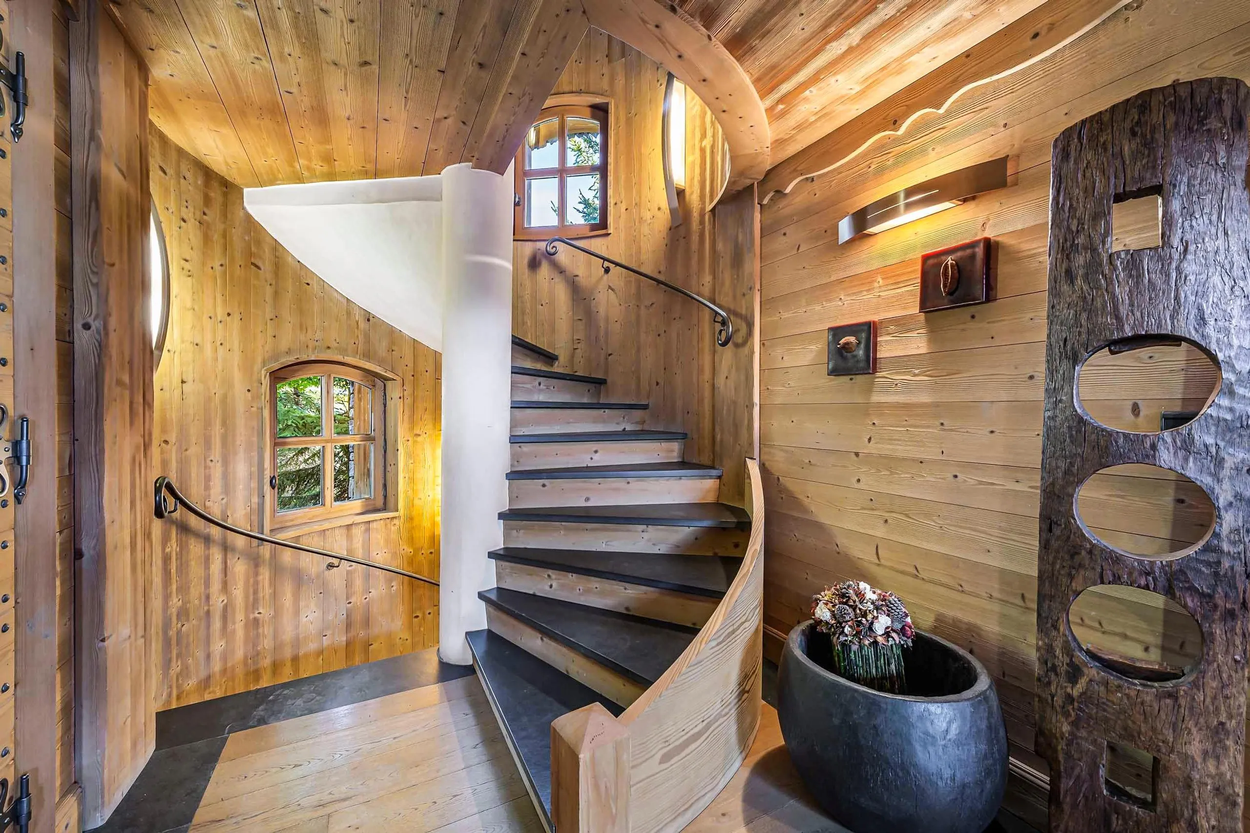 Deluxe Spacious Villa with Indoor Pool and Open Fireplace — photograph 9