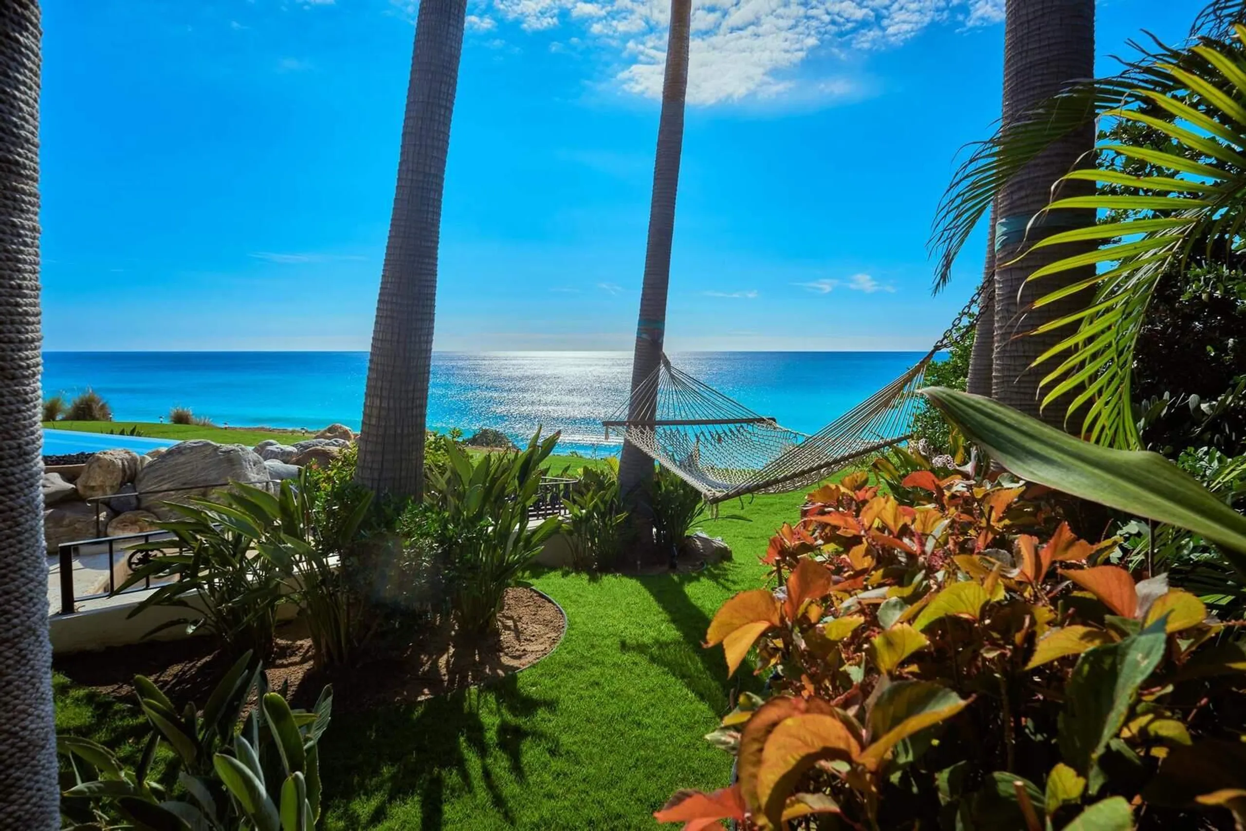 Timeless Oceanfront Haven with Infinity Edge Pool in the Heart of Cabo — photograph 8