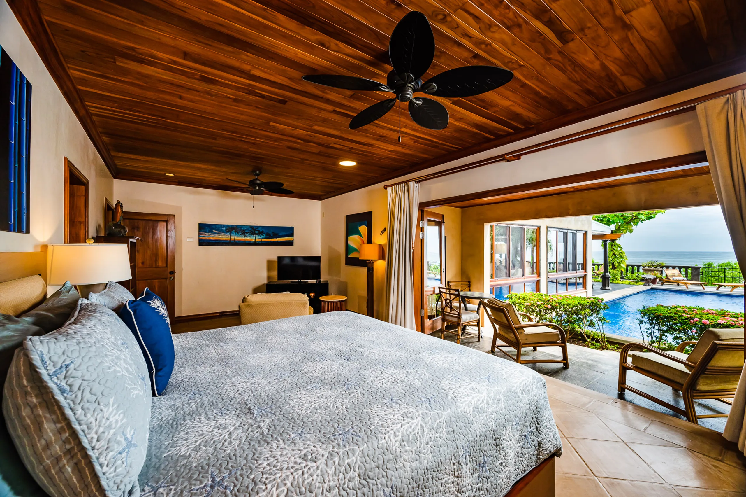 Exquisite Beachfront Villa with Private Infinity Pool and Tropical Gardens — photograph 9