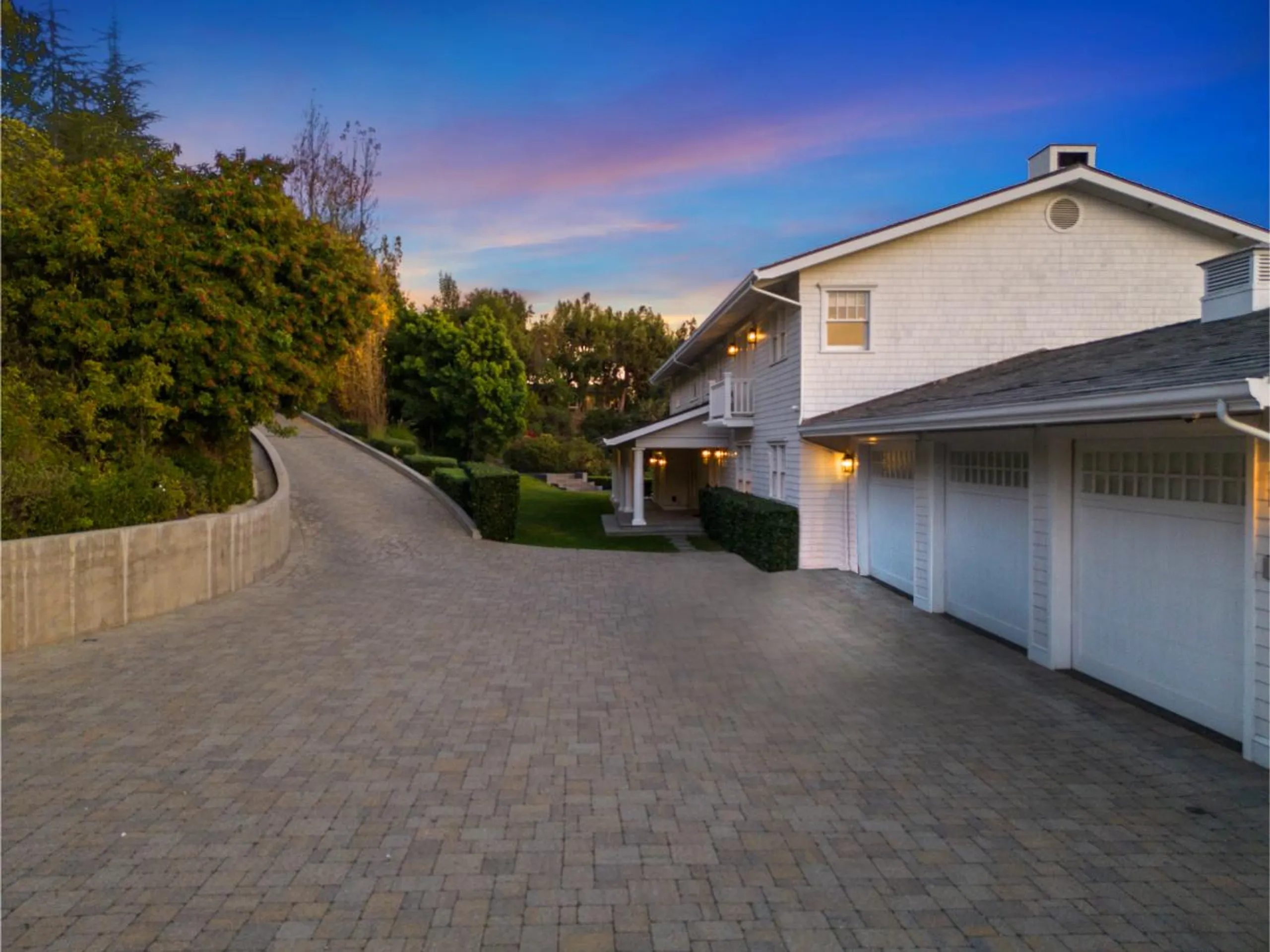 Magnificent Contemporary Villa with Private Pool and Garden Grounds — photograph 10