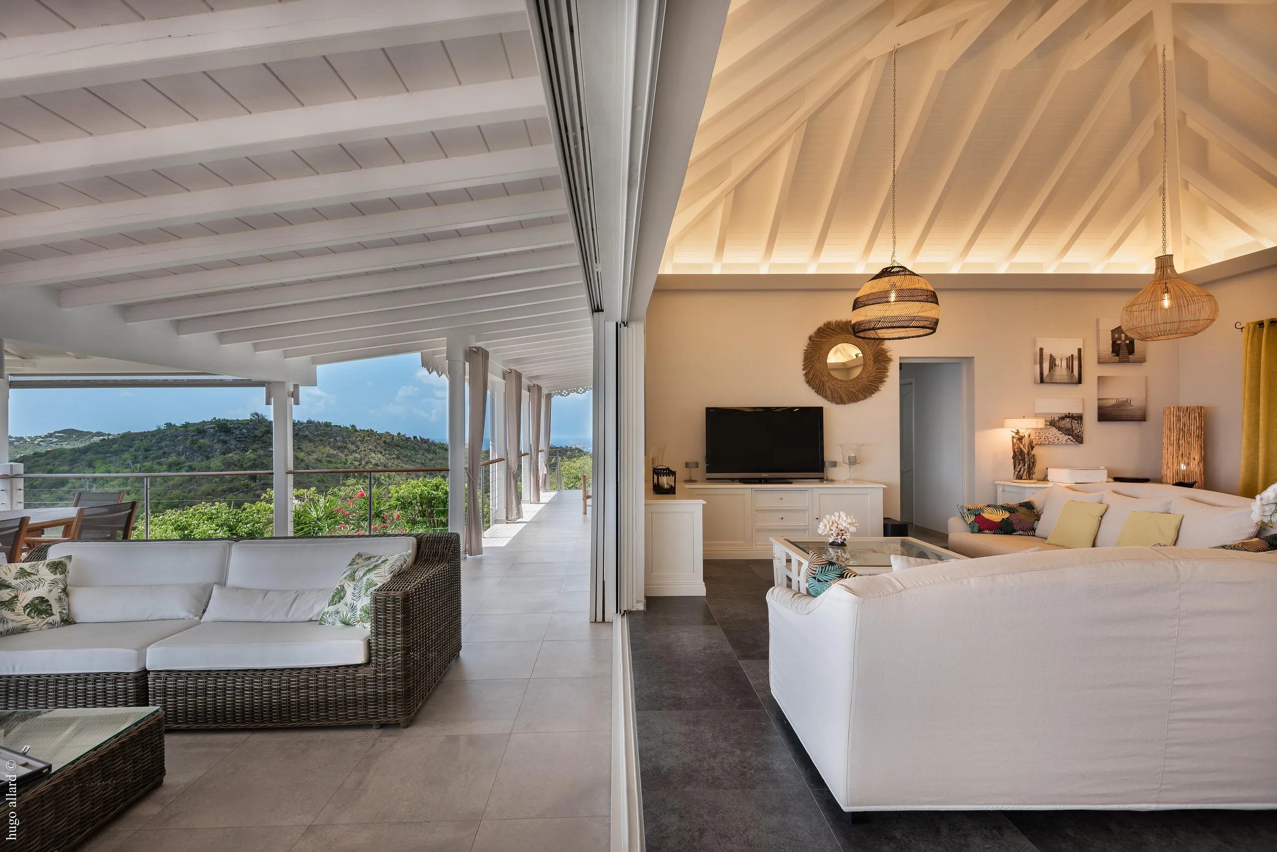 Refined  Oceanview Villa with Private Pool and Walks to Beach — photograph 11