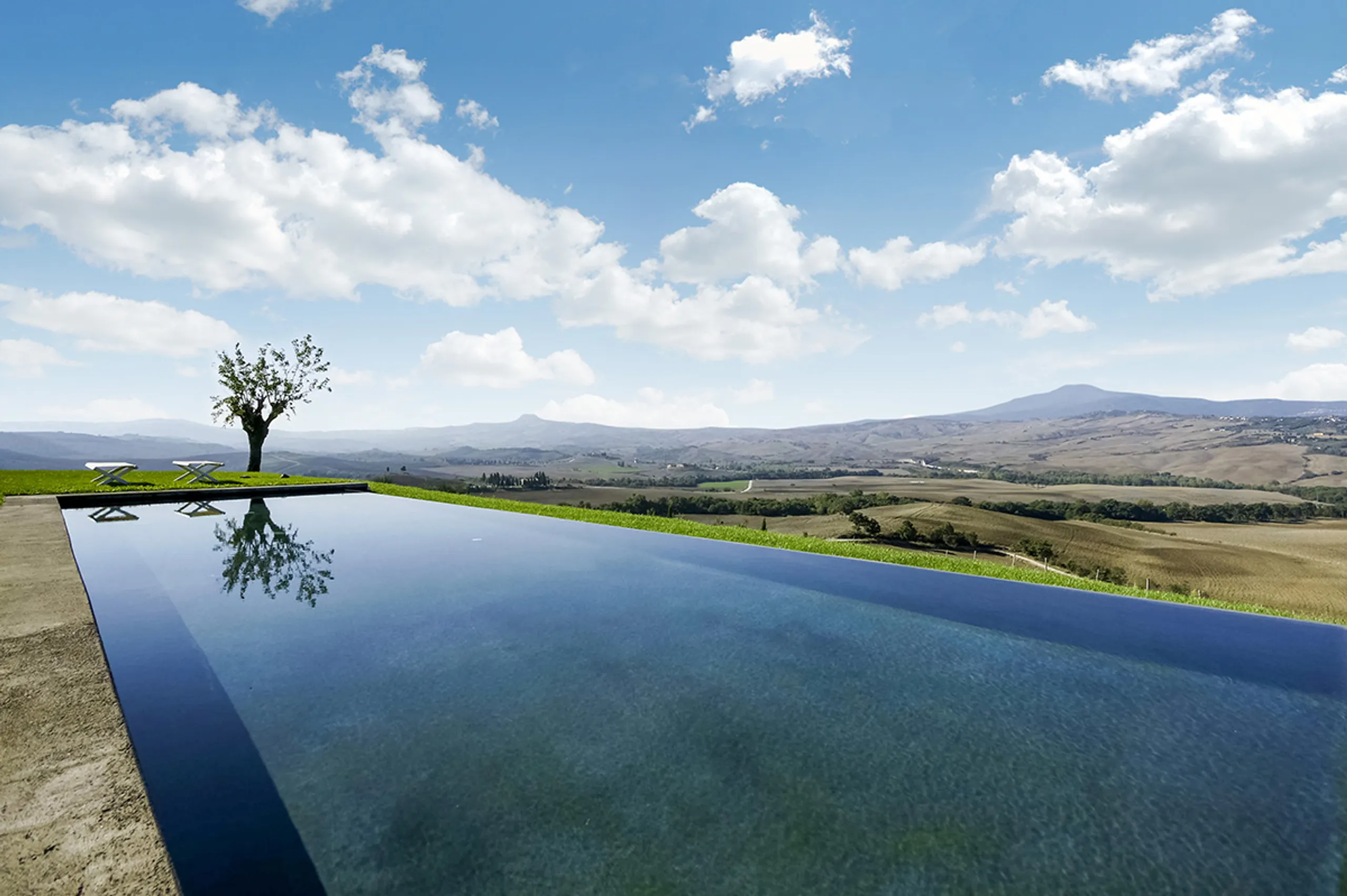 Abundant Countryside Estate with Heated Pool and Jacuzzi — photograph 2