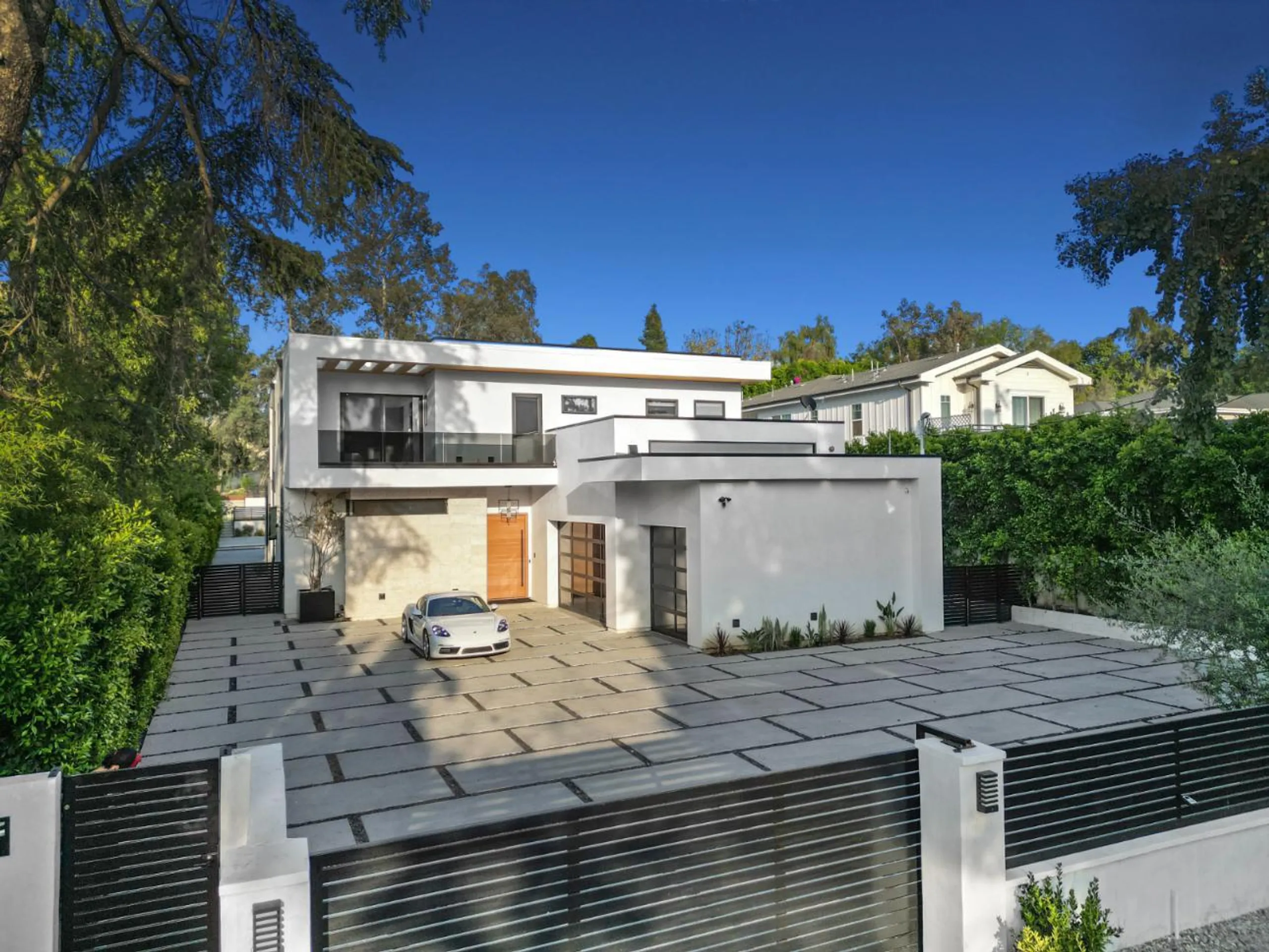 Stunning Modern Architectural Estate with Large Pool — photograph 5