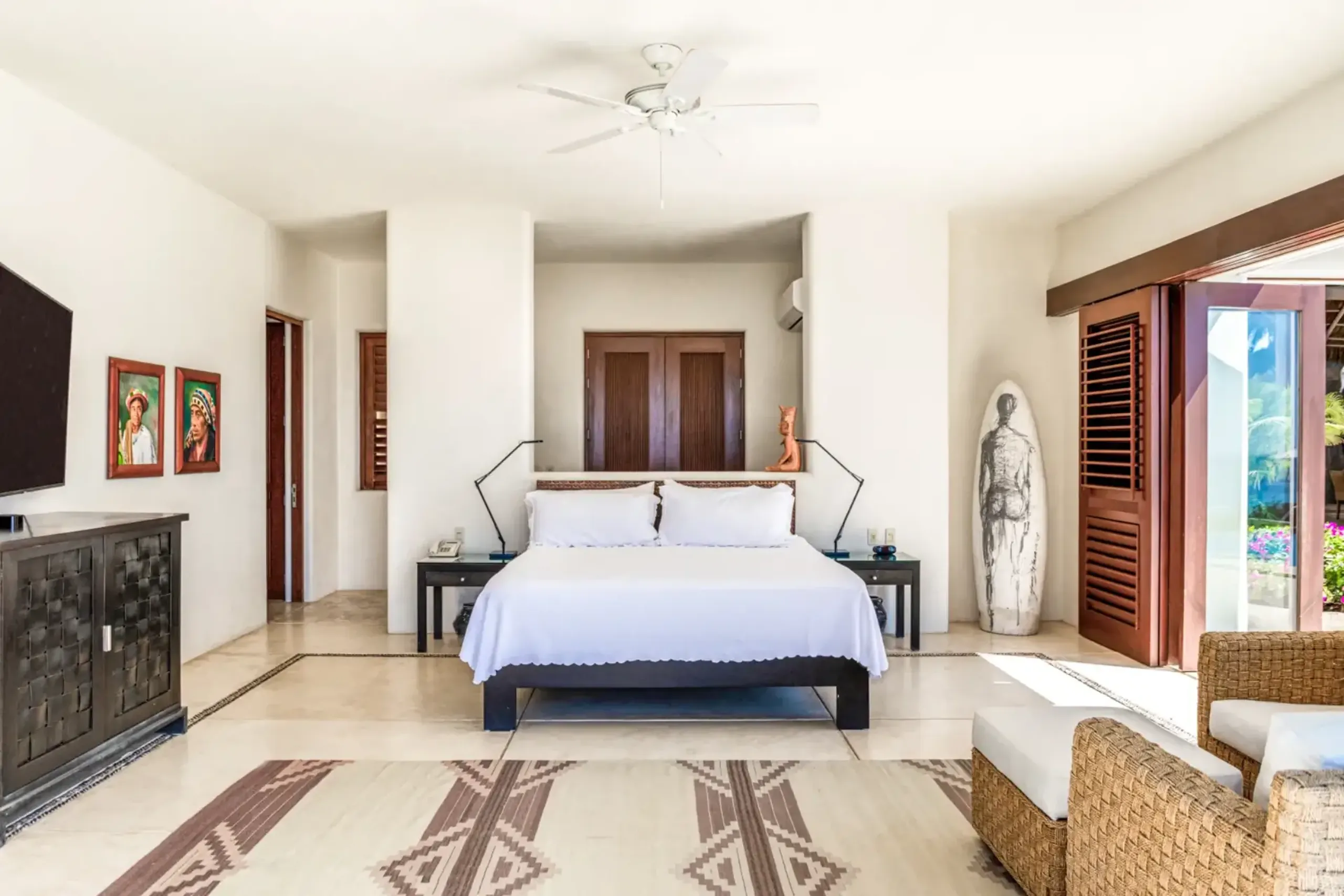 Glamorous Los Ranchos Estate Villa with Infinity Pool, and Beach Access — photograph 8
