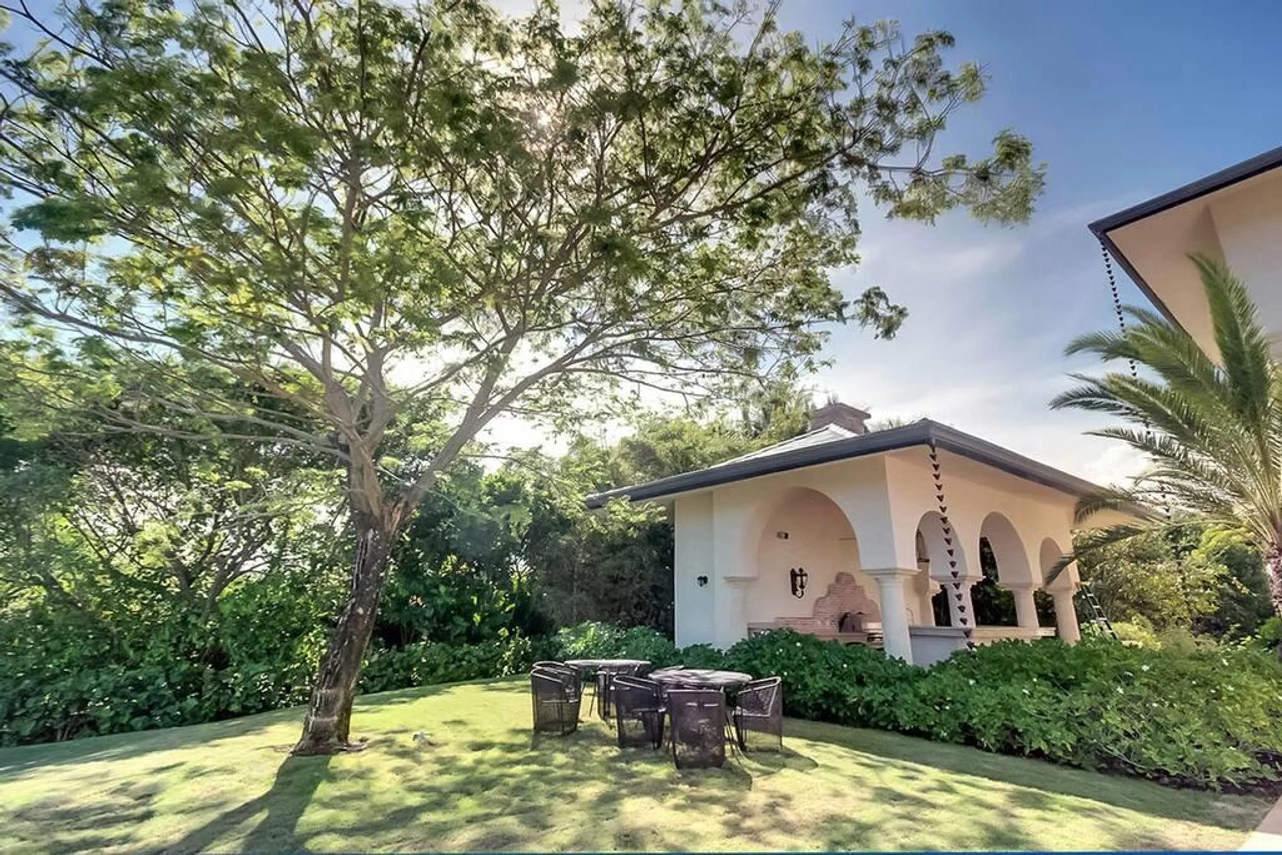 Imposing Beachfront Villa with Infinity Pool and Walks to Beach — photograph 5