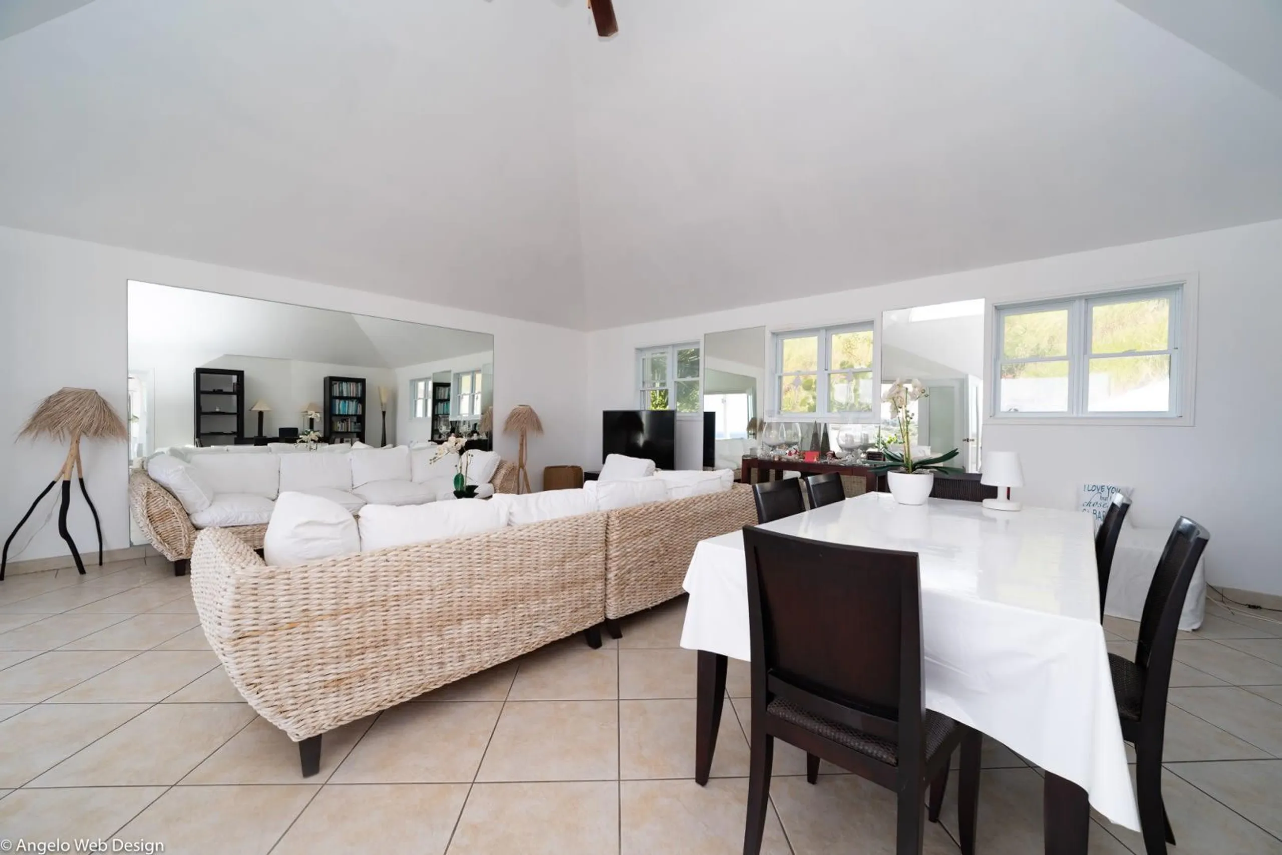 Tranquil 4BR Haven with Breathtaking Ocean and Hill Views — photograph 9