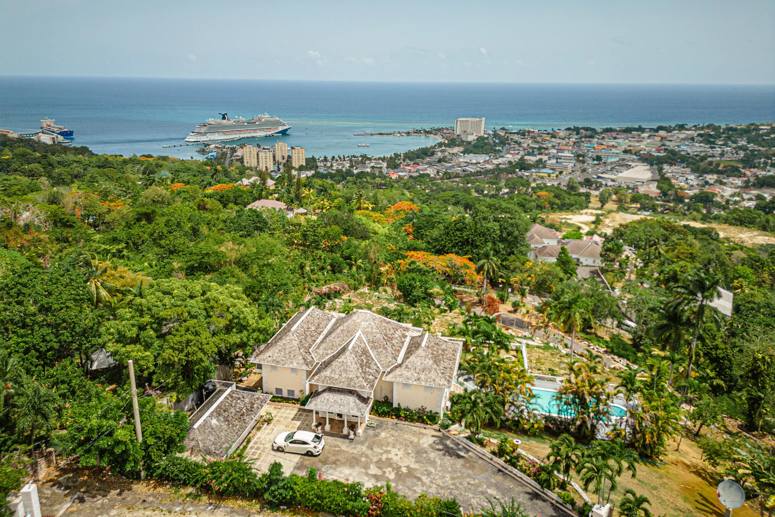 Glorious Villa with Private Pool and Overlooking View of Ocho Rios and the Sea — photograph 8