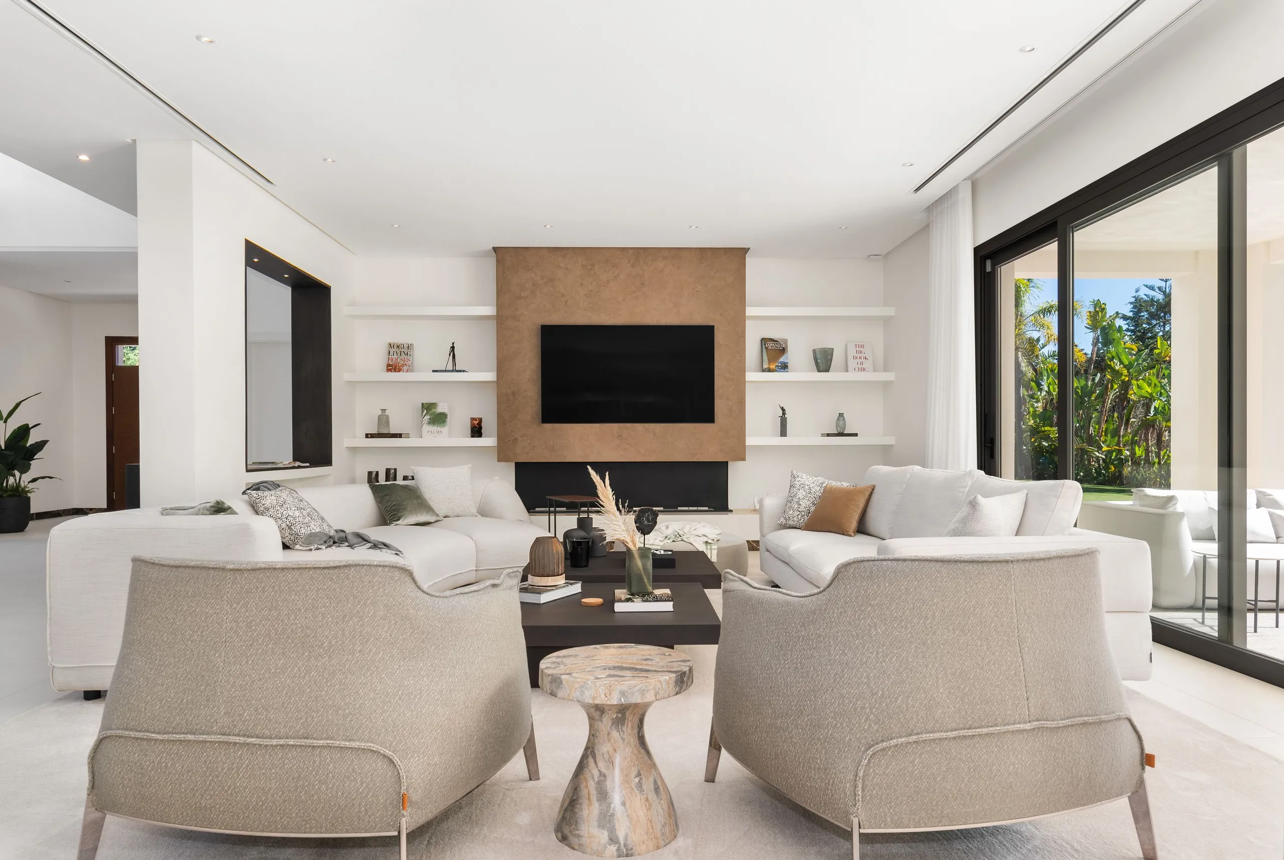 Stately Contemporary Villa with Heated Pool, Cinema and Gym — photograph 5